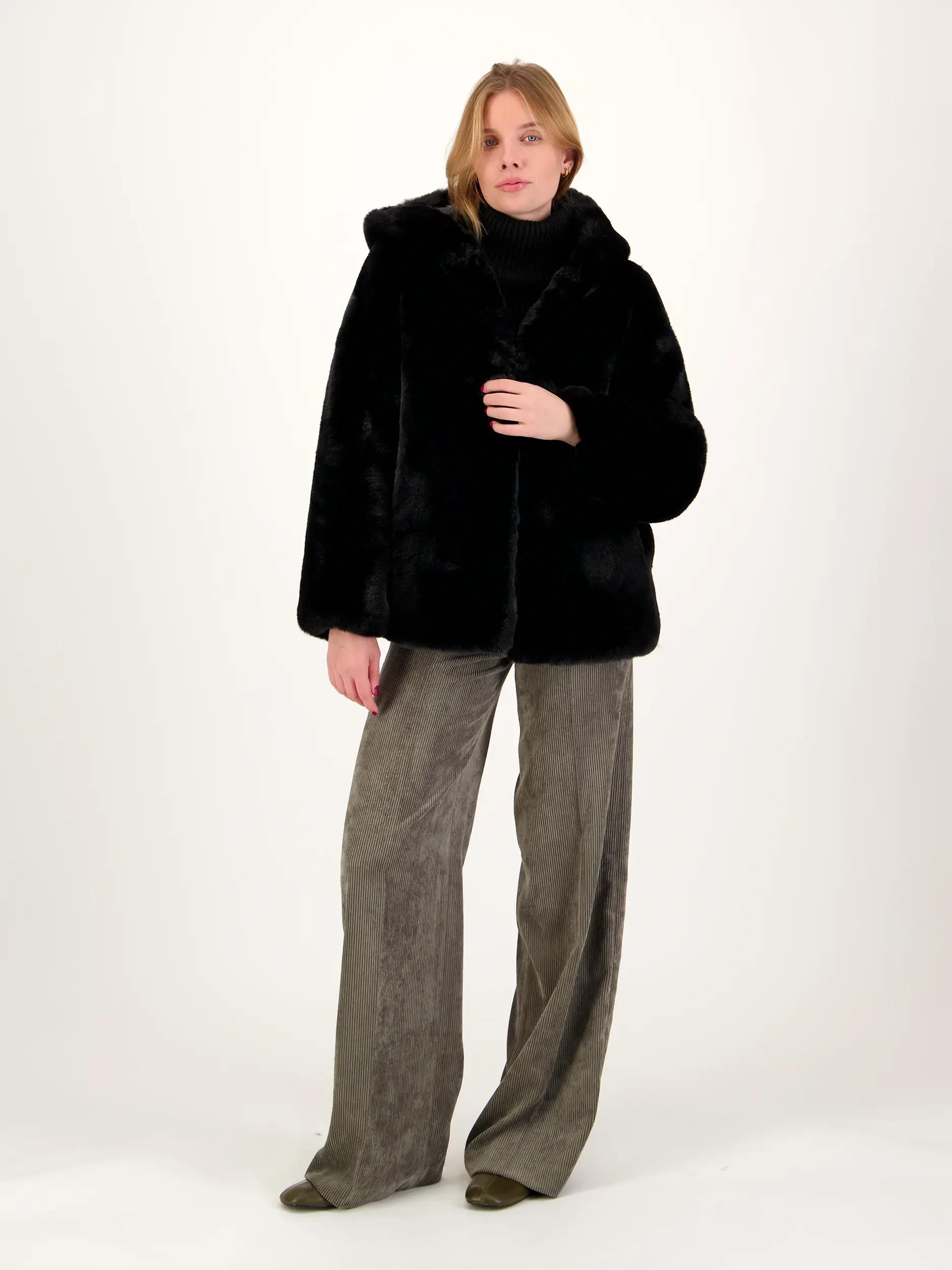 Jacke 'Katin' - Artikel Teil eines Outfits getragen von einem Modell - Farbe: Schwarz