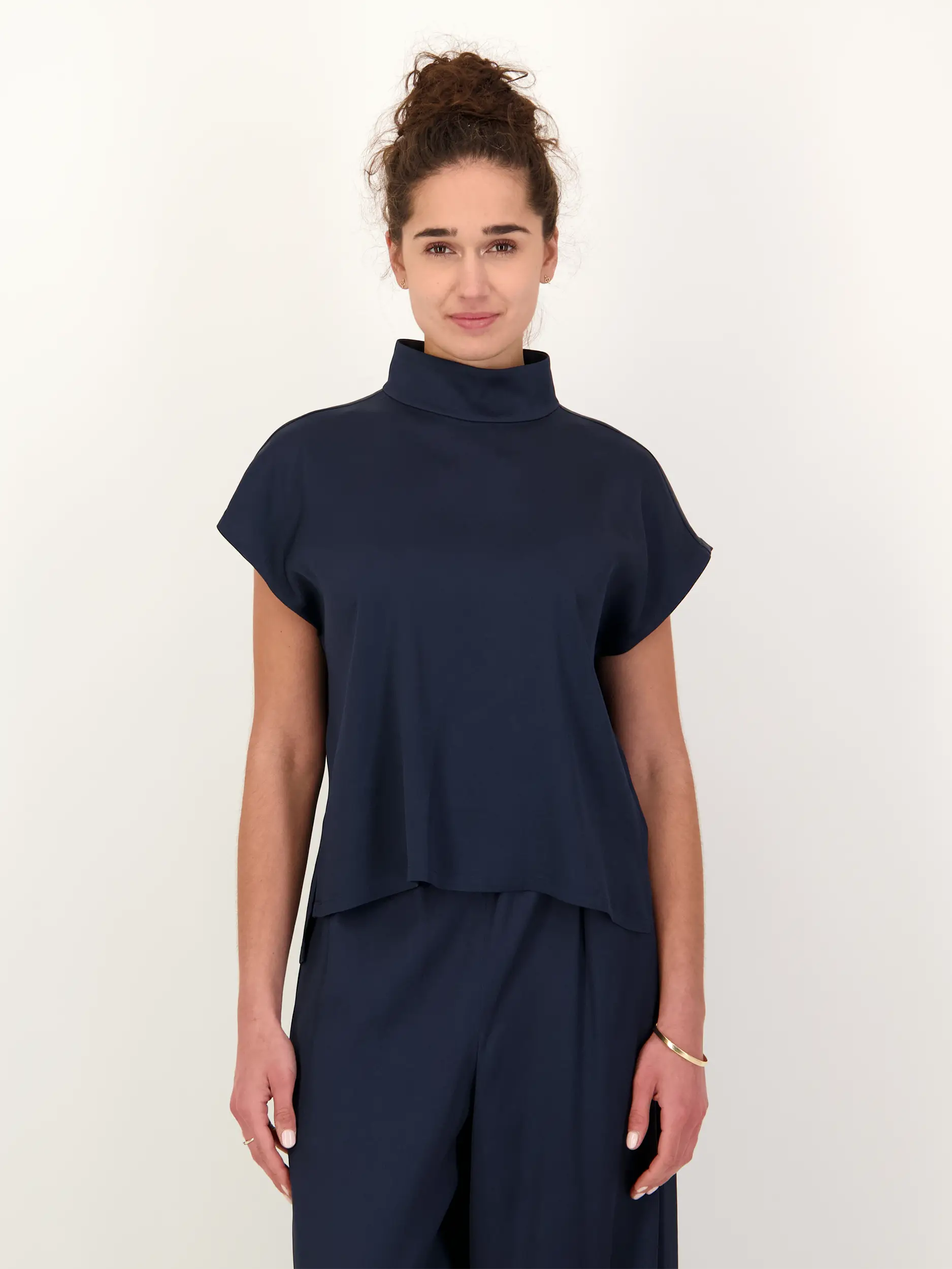 Satinbluse 'Alaria' kurzarm - Artikel Vorderseite getragen von einem Modell - Farbe: Blau