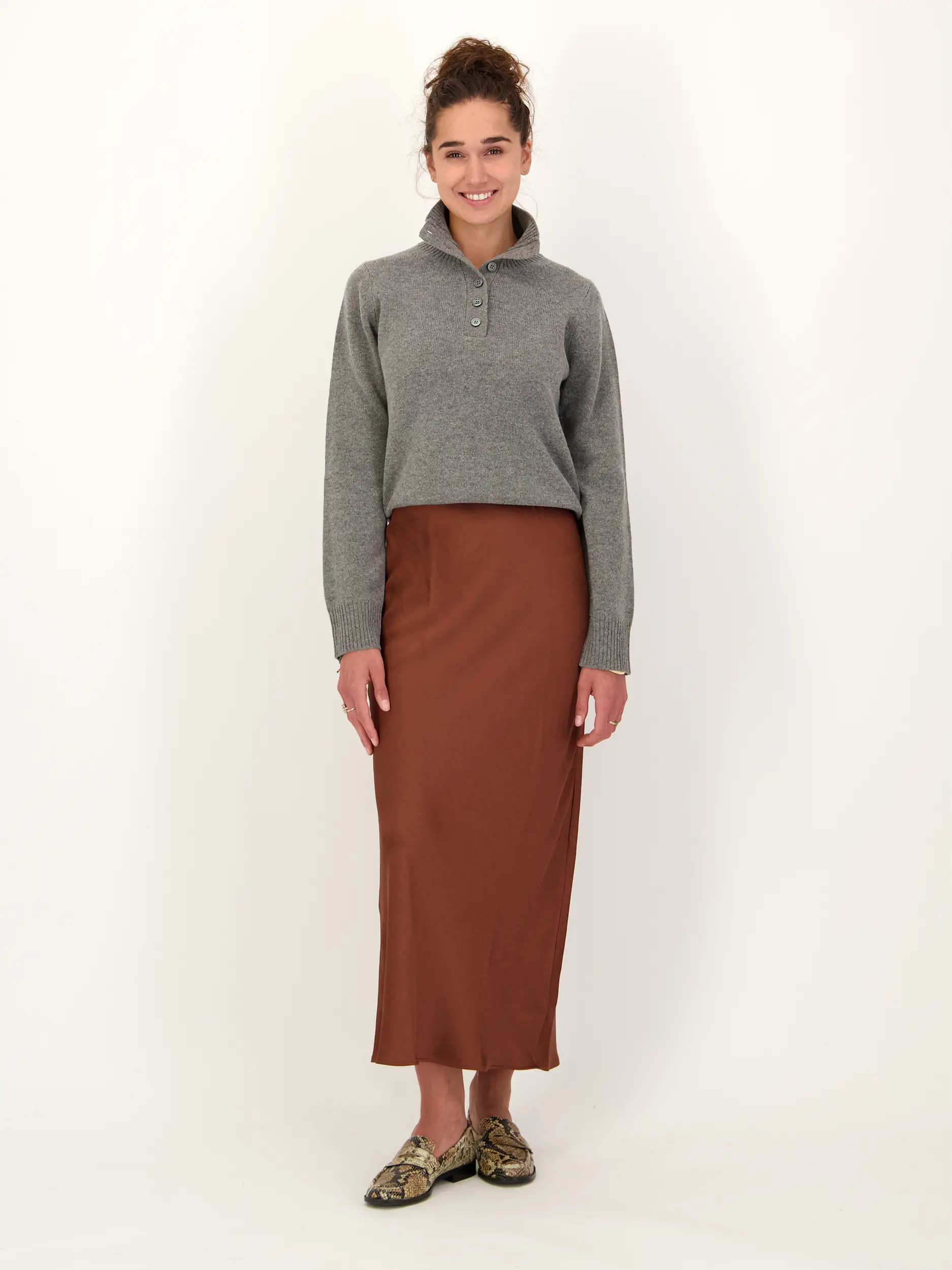Pullover 'Saelif' - Artikel Teil eines Outfits getragen von einem Modell - Farbe: Grau