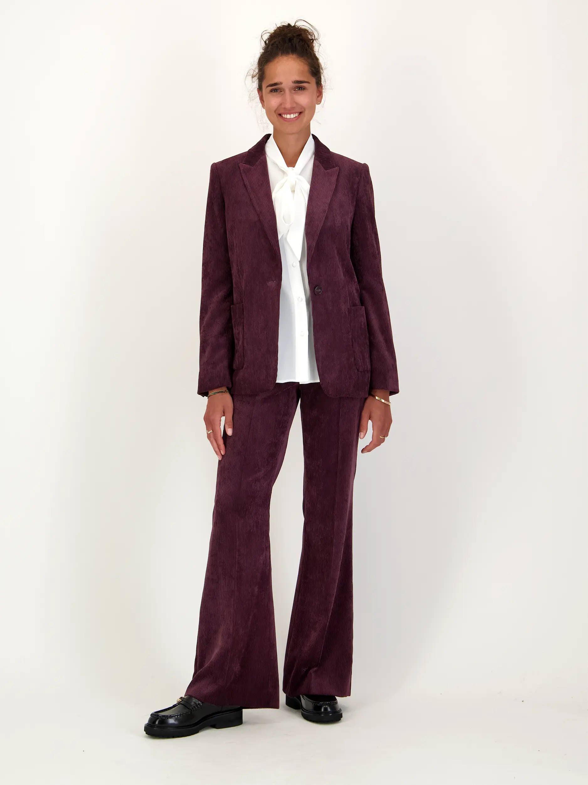 Cordhose - Artikel Teil eines Outfits getragen von einem Modell - Farbe: Rot