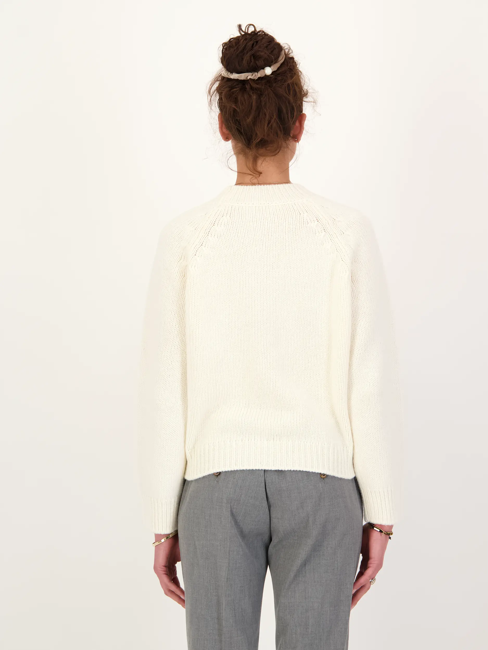Pullover aus Wolle langarm - Artikel Rückseite getragen von einem Modell - Farbe: Creme