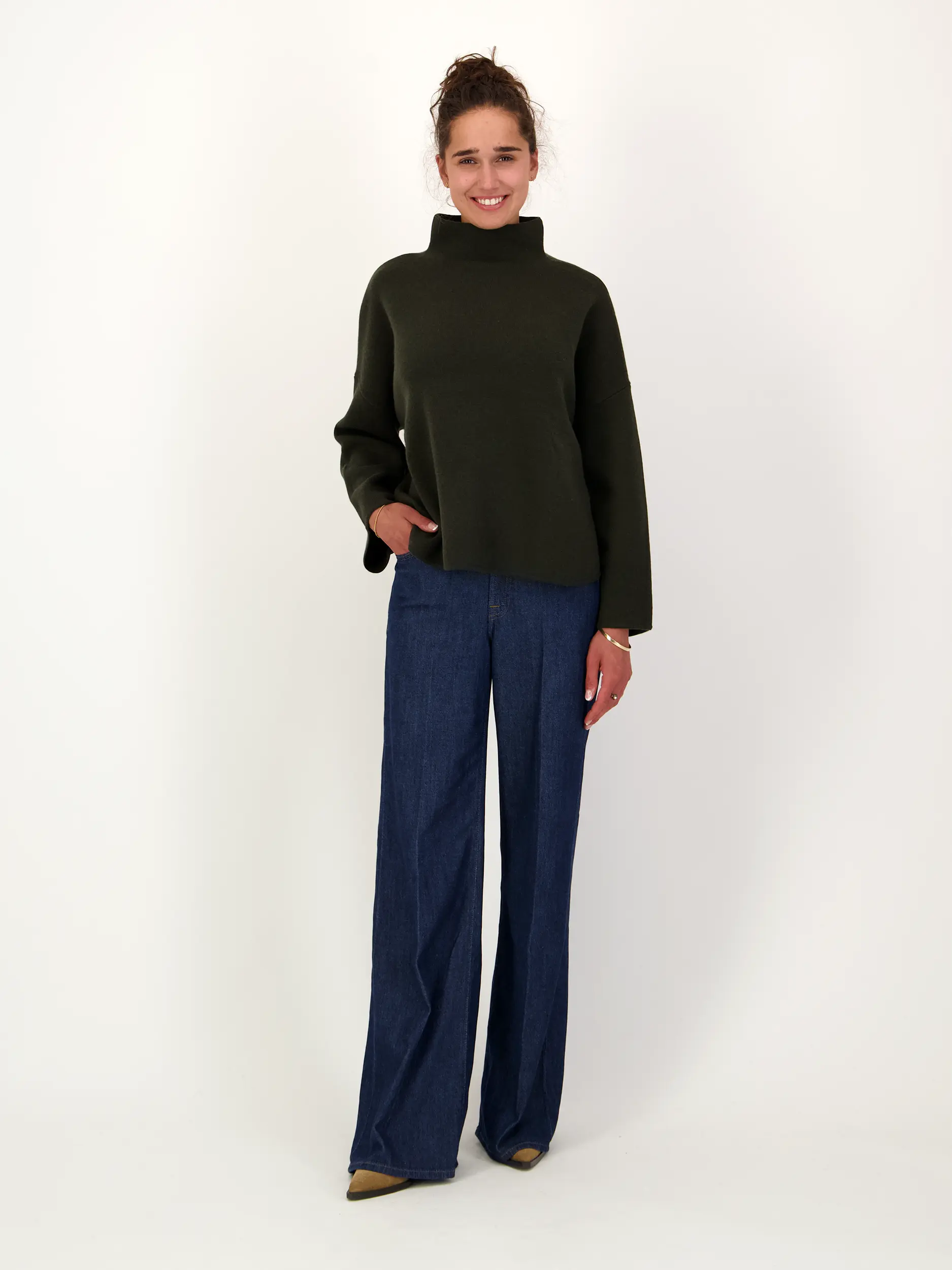 Pullover aus Wolle langarm - Artikel Teil eines Outfits getragen von einem Modell - Farbe: Grün