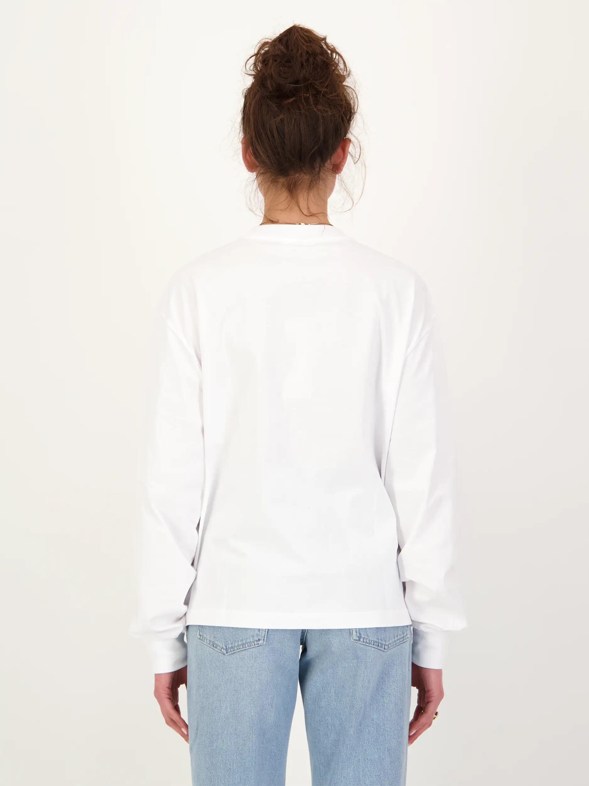 Shirt langarm - Artikel Rückseite getragen von einem Modell - Farbe: Weiß