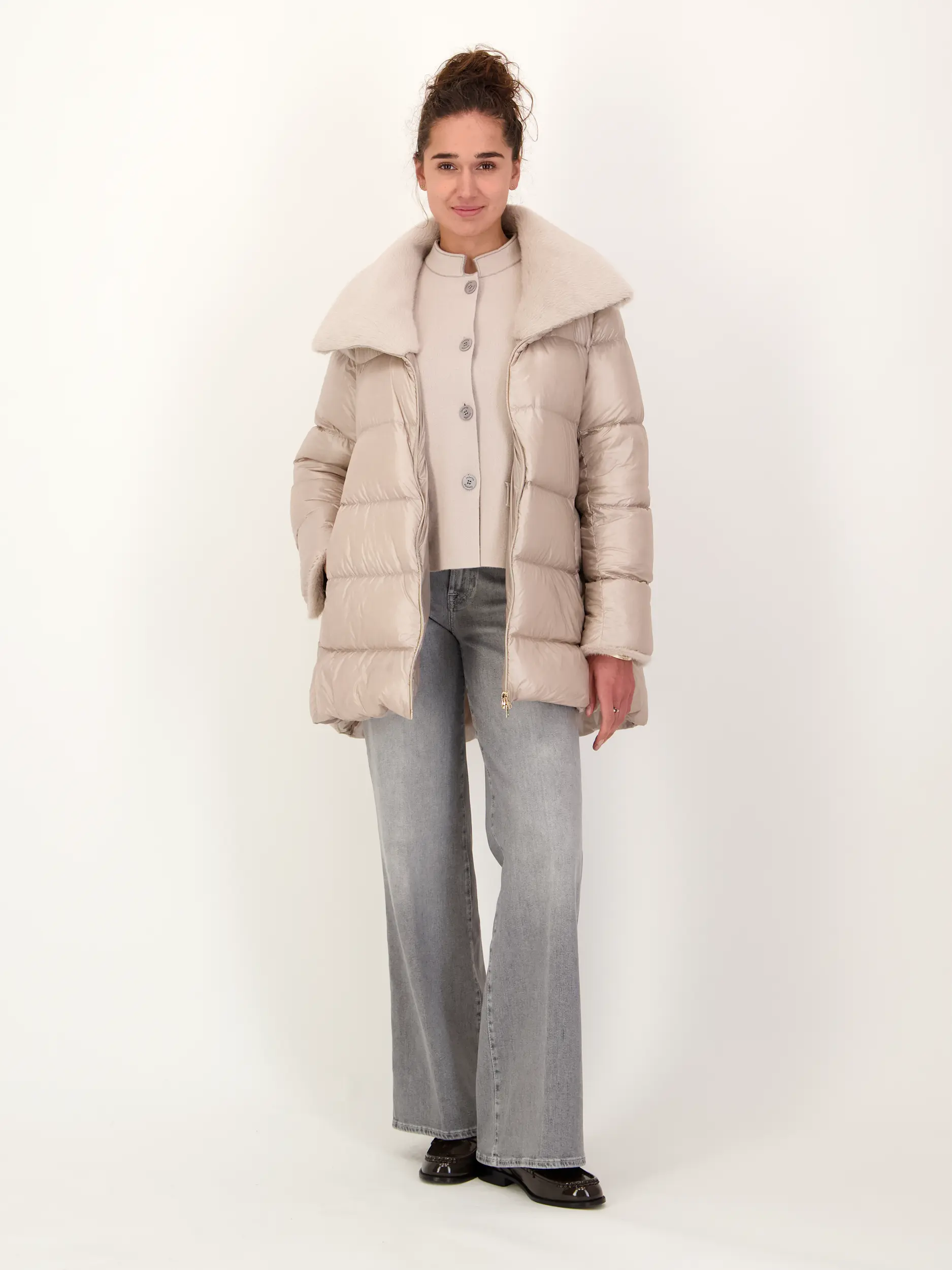 Blazer - Artikel Teil eines Outfits getragen von einem Modell - Farbe: Creme