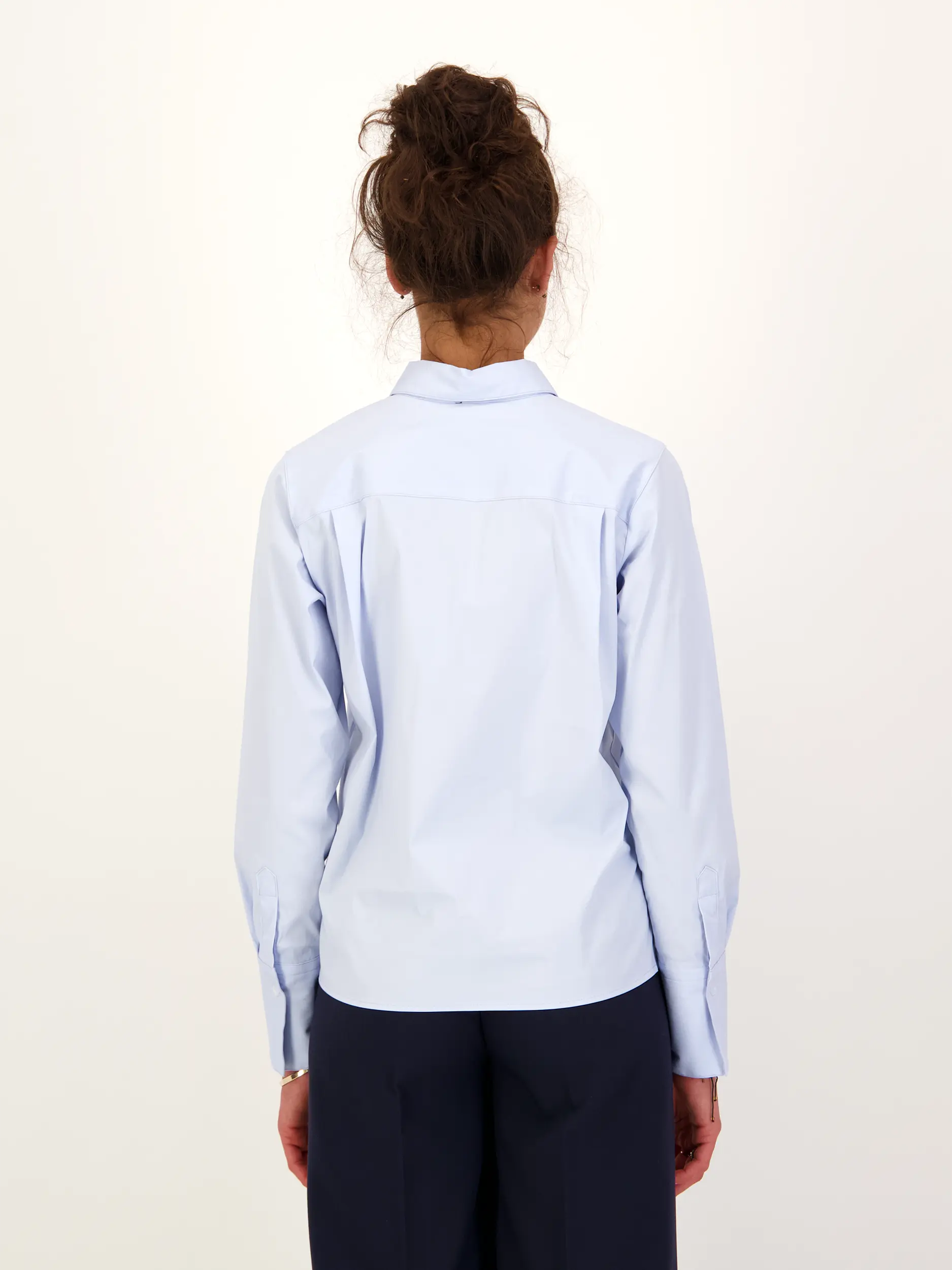 Baumwollbluse langarm - Artikel Rückseite getragen von einem Modell - Farbe: Blau