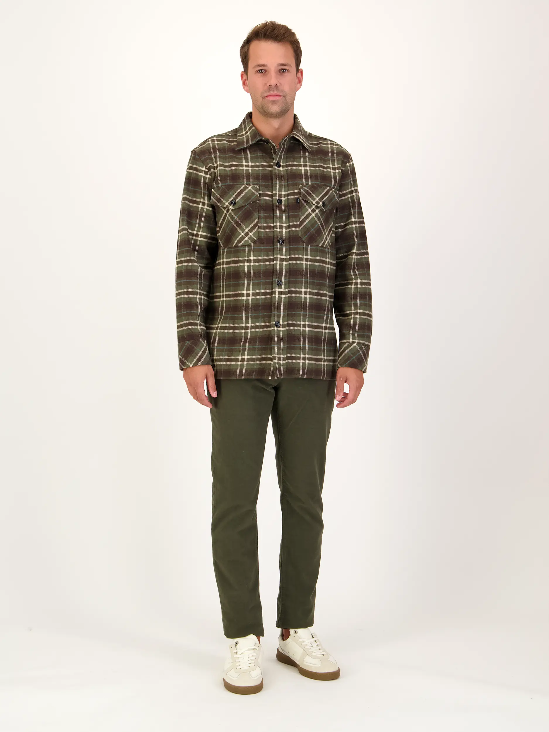 Chino 'Bobby' - Artikel Teil eines Outfits getragen von einem Modell - Farbe: Grün
