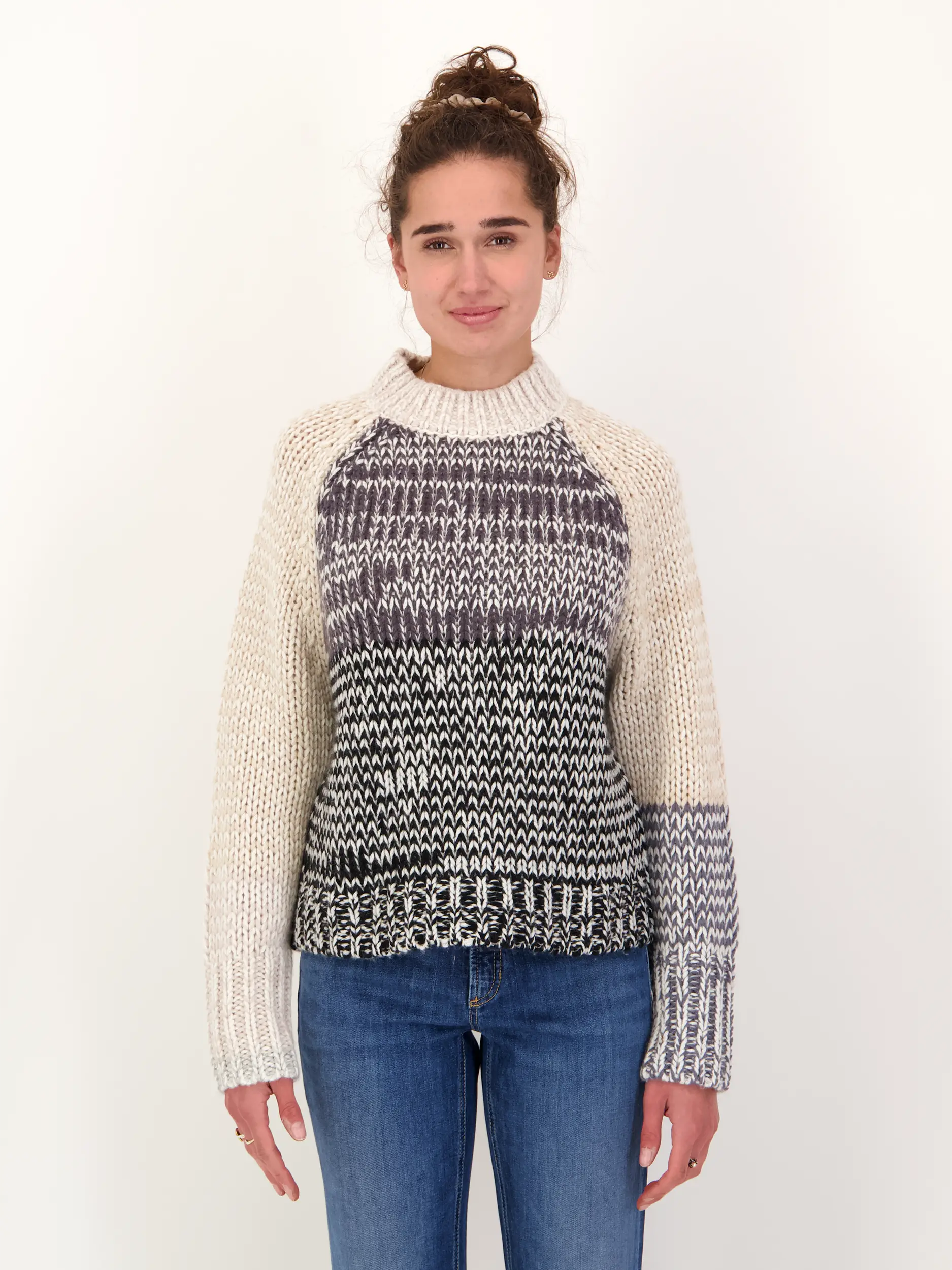 Gemusterter Pullover 'Ace' aus Wolle langarm - Artikel Vorderseite getragen von einem Modell - Farbe: Grau