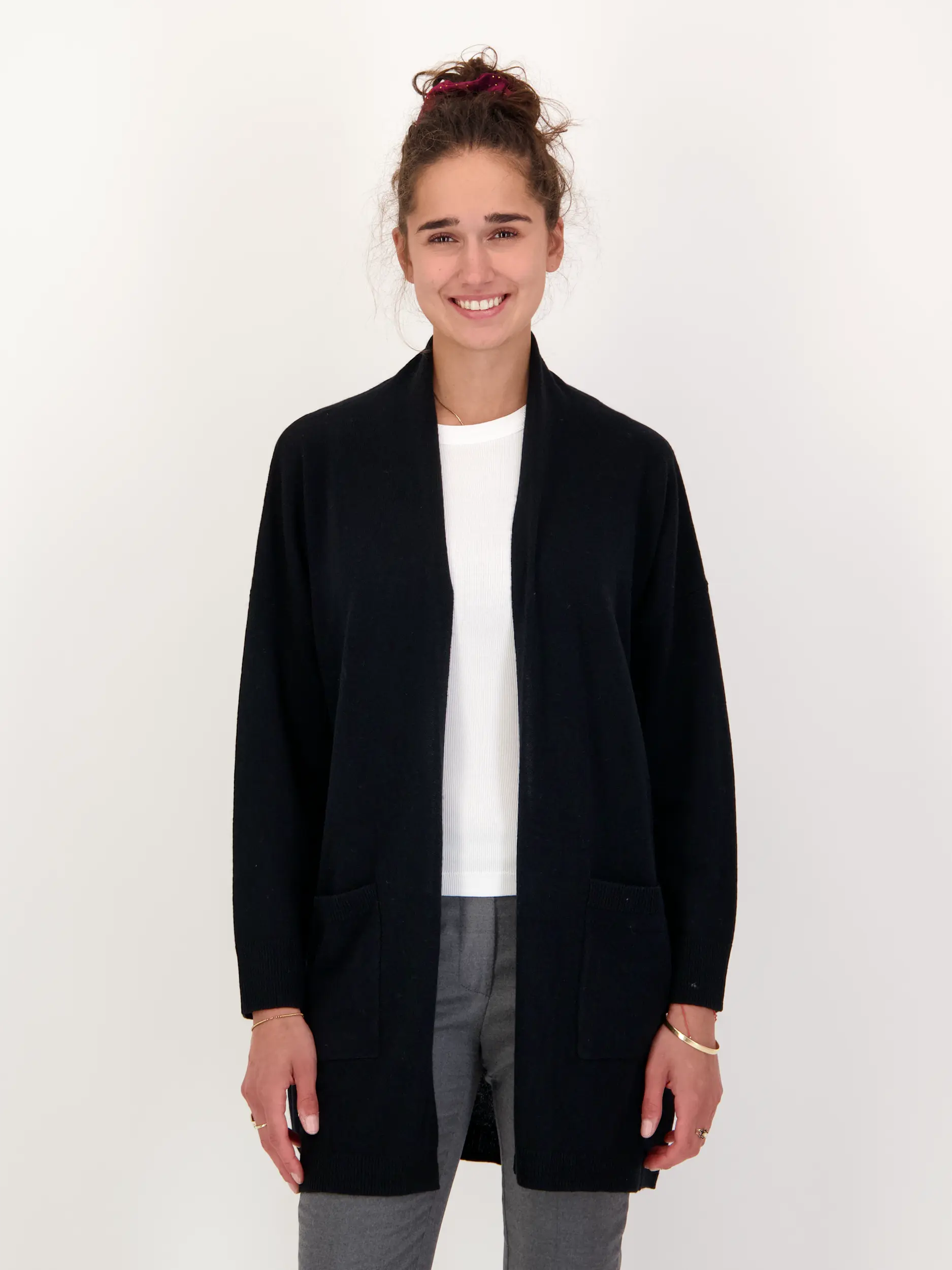 Strickjacke aus Wolle - Artikel Vorderseite getragen von einem Modell - Farbe: Schwarz