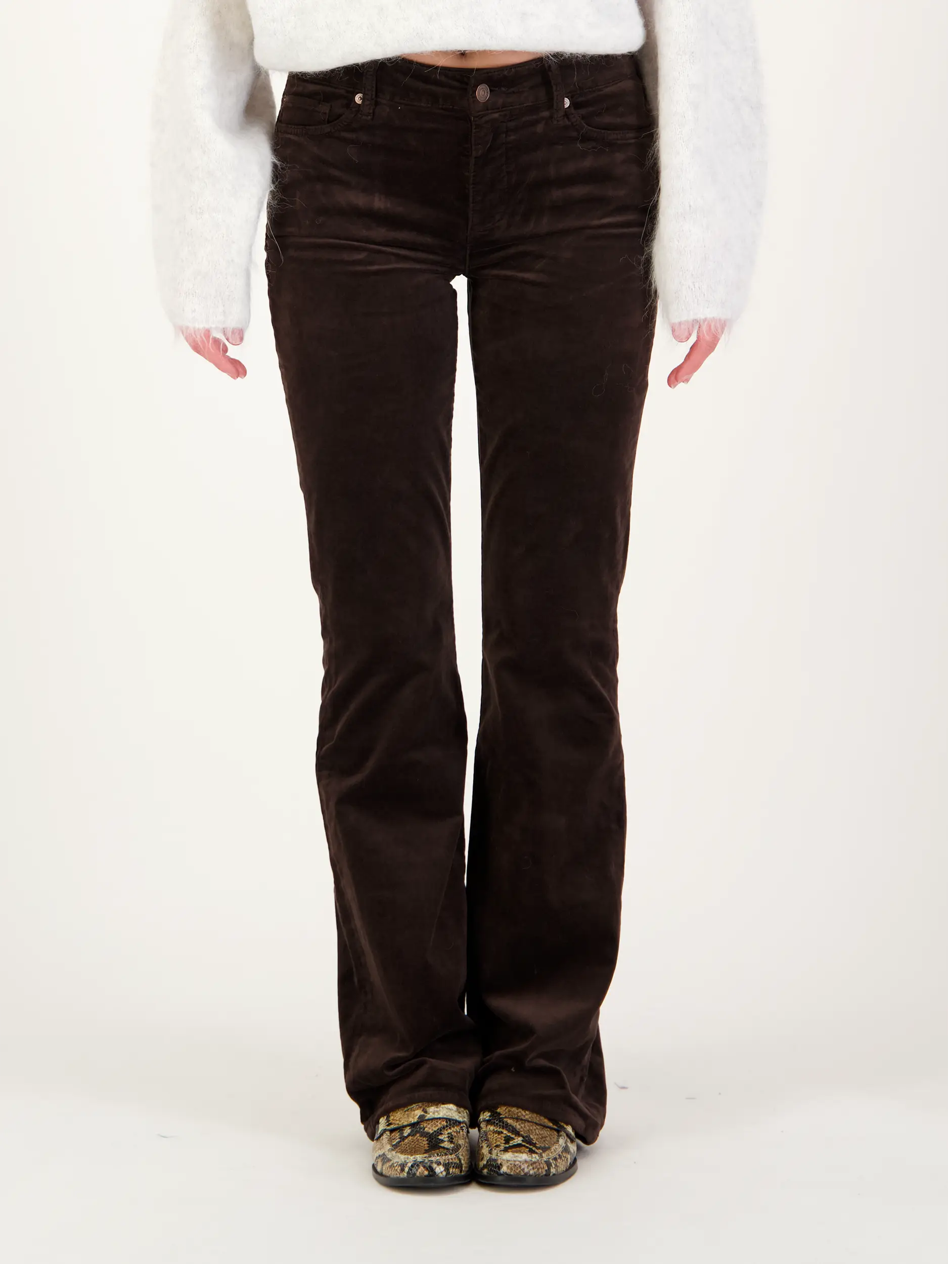 Samthose 'Leggy Bootcut' - Artikel Vorderseite getragen von einem Modell - Farbe: Braun