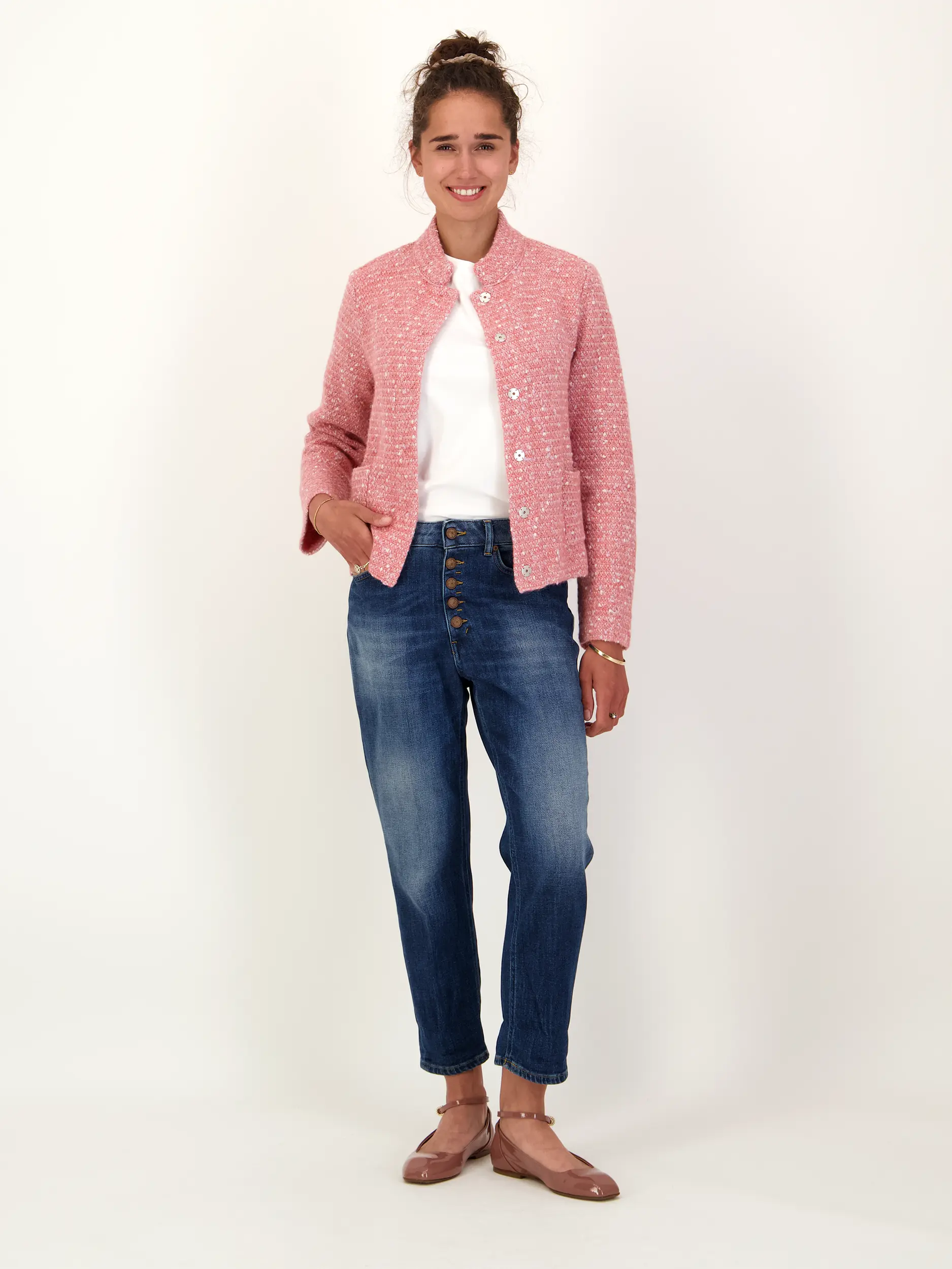 High Rise Loose Fit Jeans - Artikel Teil eines Outfits getragen von einem Modell