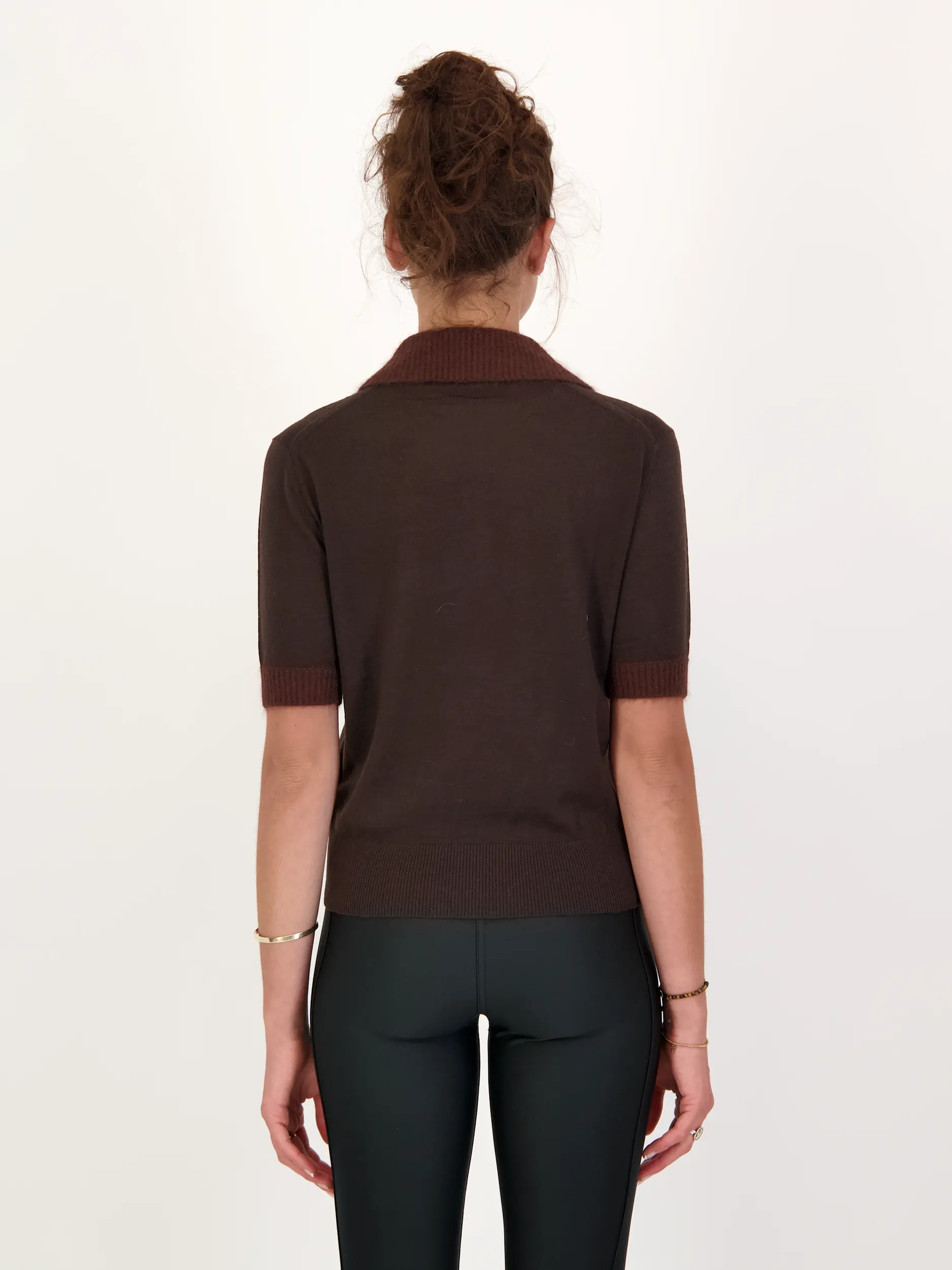 Pullover 'Merino Romance' aus Wolle kurzarm - Artikel Rückseite getragen von einem Modell - Farbe: Braun