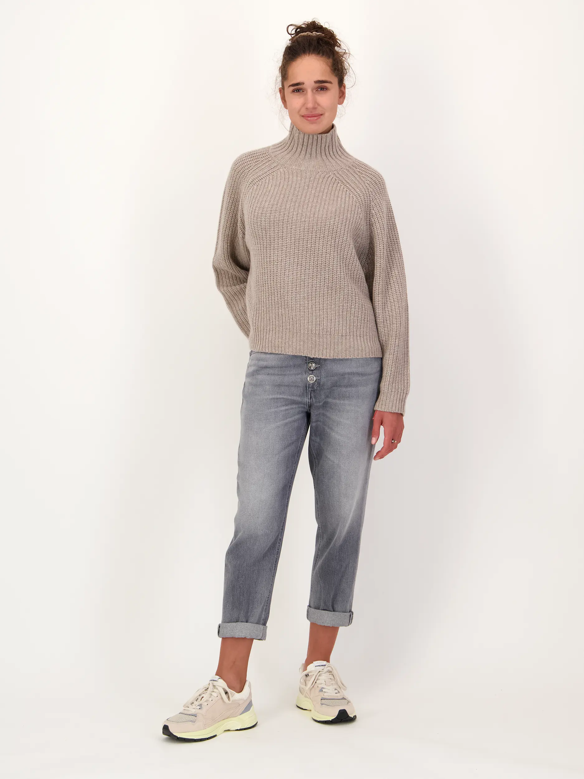 High Rise Loose Fit Jeans 'Koons' - Artikel Teil eines Outfits getragen von einem Modell - Farbe: Grau