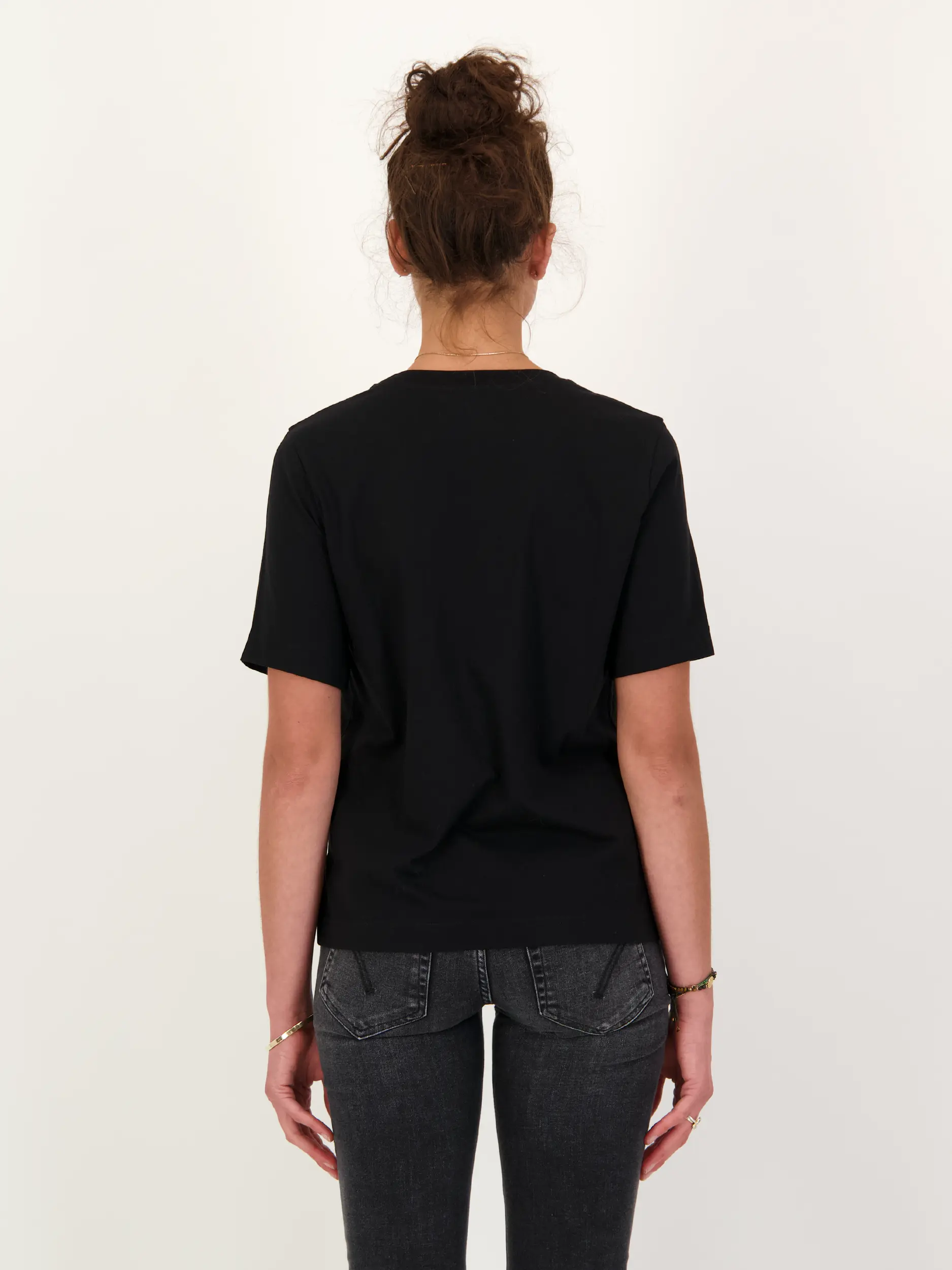T-Shirt 'Kirani' - Artikel Rückseite getragen von einem Modell - Farbe: Schwarz