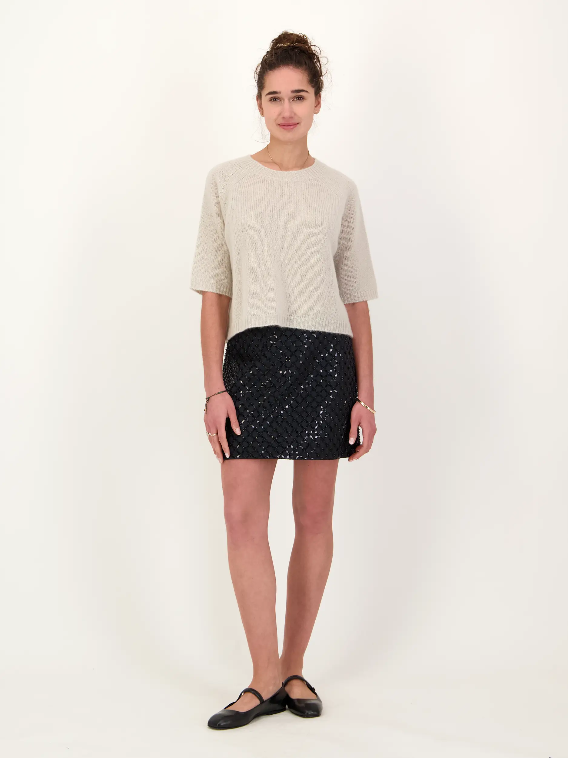 Pullover 'Shii' aus Kaschmir Seide Mix - Artikel Teil eines Outfits getragen von einem Modell - Farbe: Grau