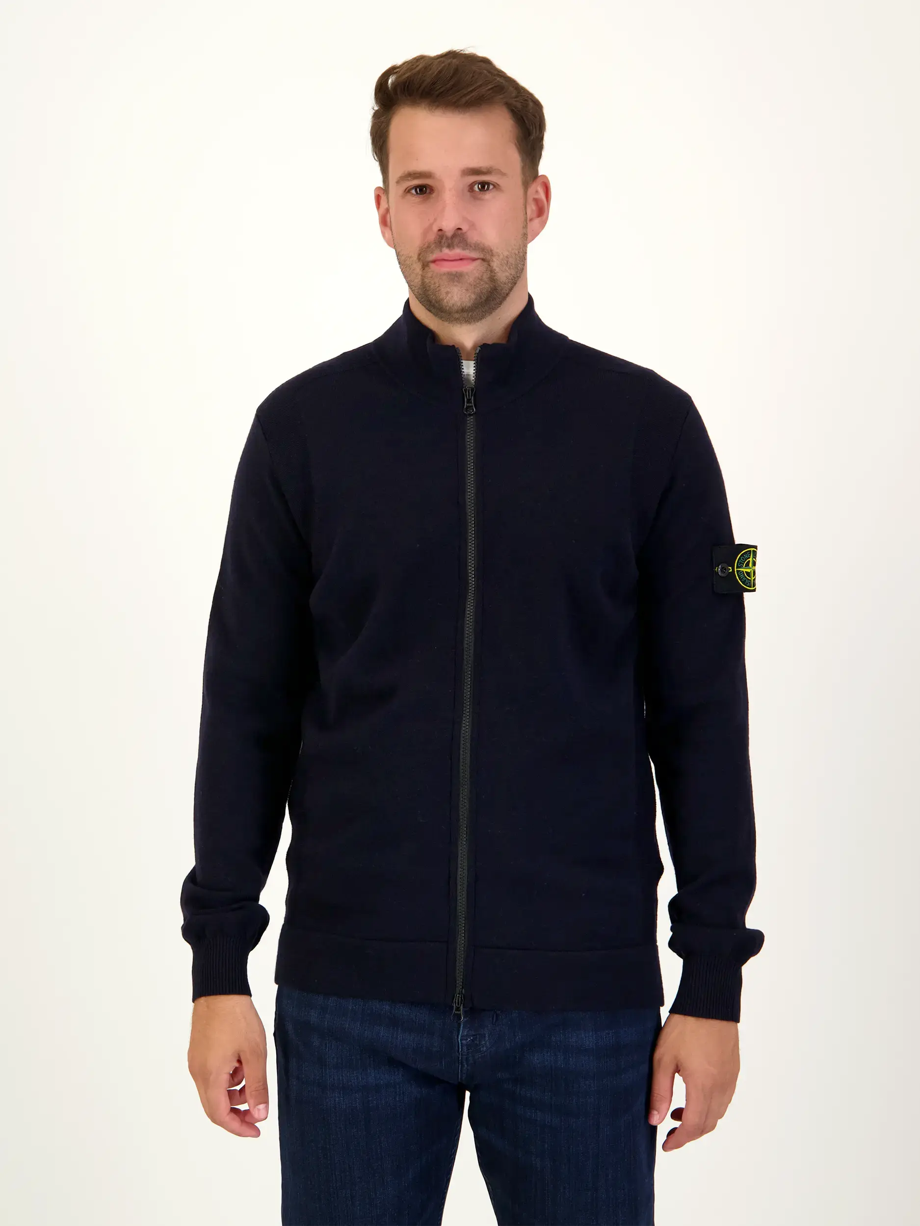 Strickjacke - Artikel Vorderseite getragen von einem Modell