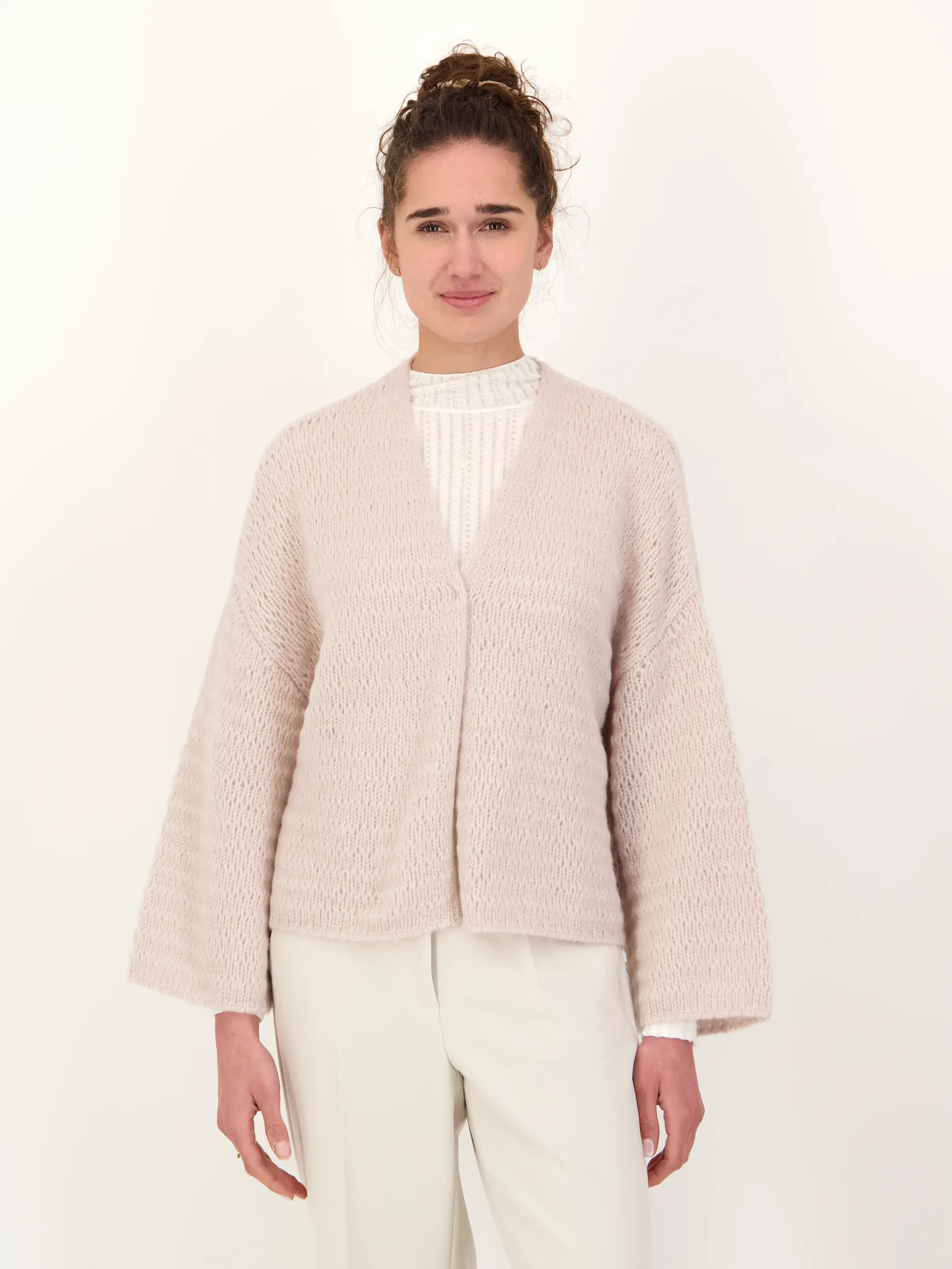 Strickjacke 'Tsuge' aus Kaschmir Seide Mix - Artikel Vorderseite getragen von einem Modell - Farbe: Violett