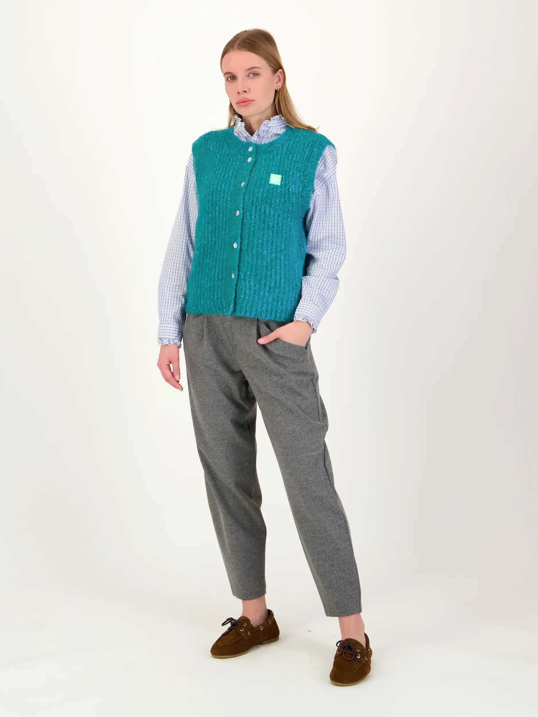 Gemusterte Weste 'East' aus Woll-Mix - Artikel Teil eines Outfits getragen von einem Modell - Farbe: Grün