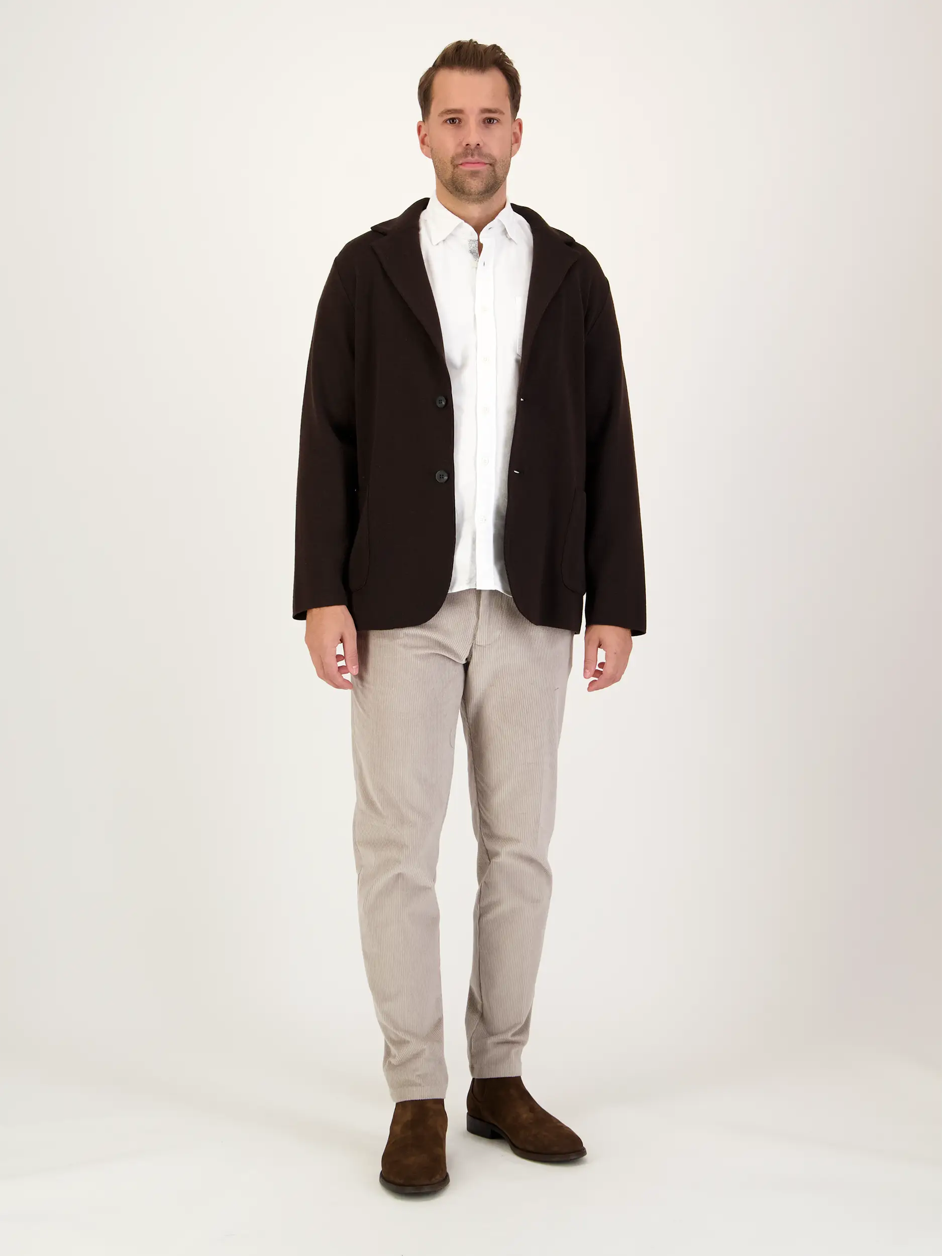 Hemd mit Button-Down-Kragen langarm - Artikel Teil eines Outfits getragen von einem Modell - Farbe: Weiß