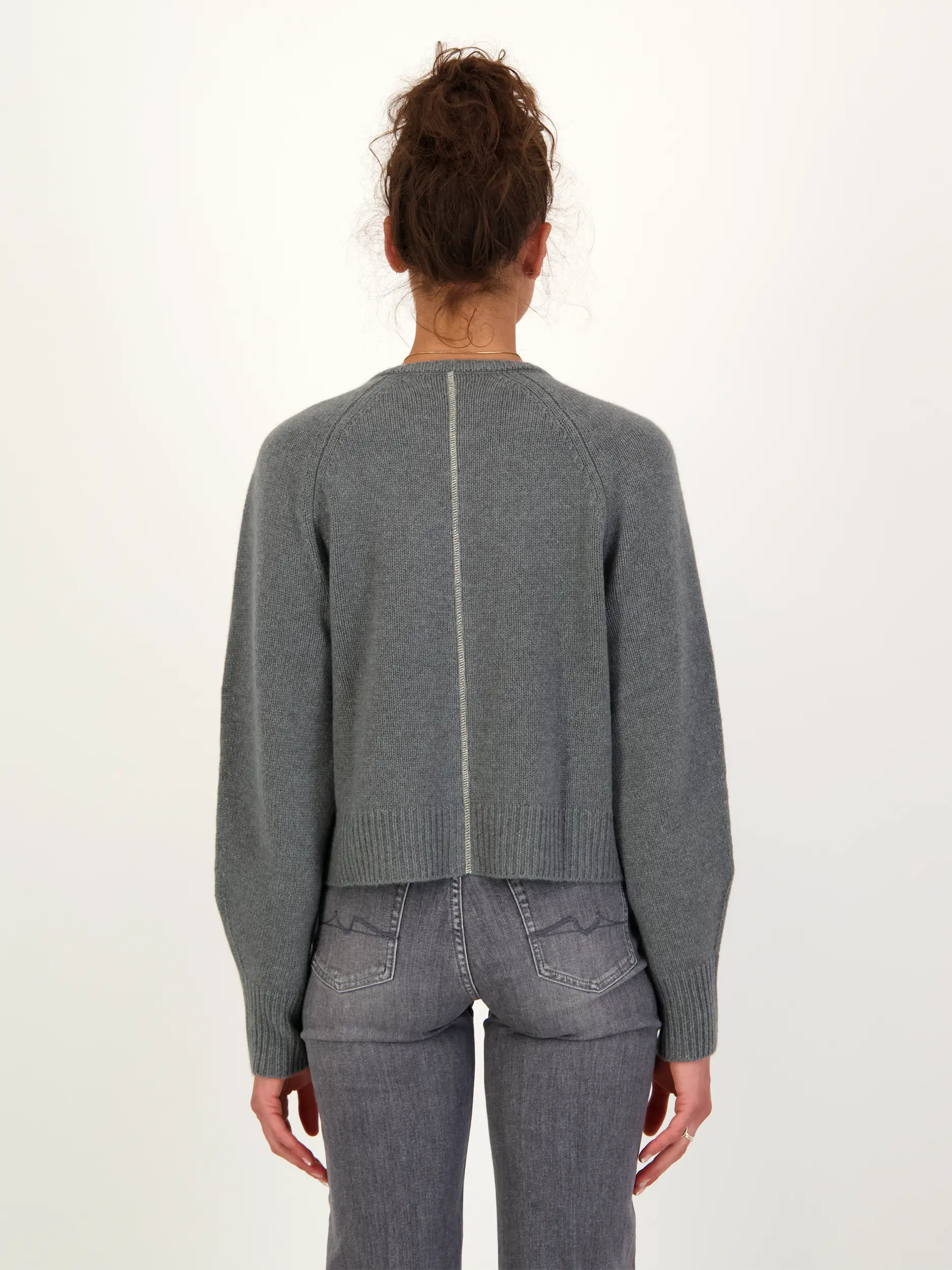 Strickjacke aus Kaschmir langarm - Artikel Rückseite getragen von einem Modell - Farbe: Grün