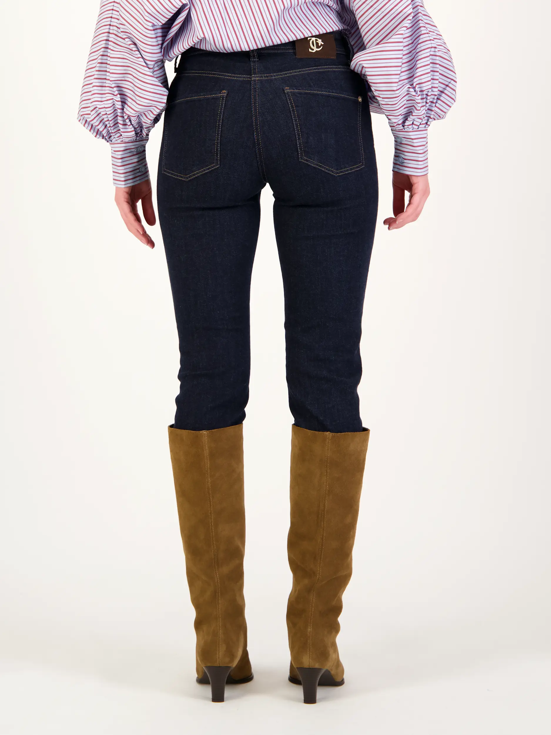 Mid Rise Slim Fit Jeans 'Piper cropped' - Artikel Rückseite getragen von einem Modell - Farbe: Blau