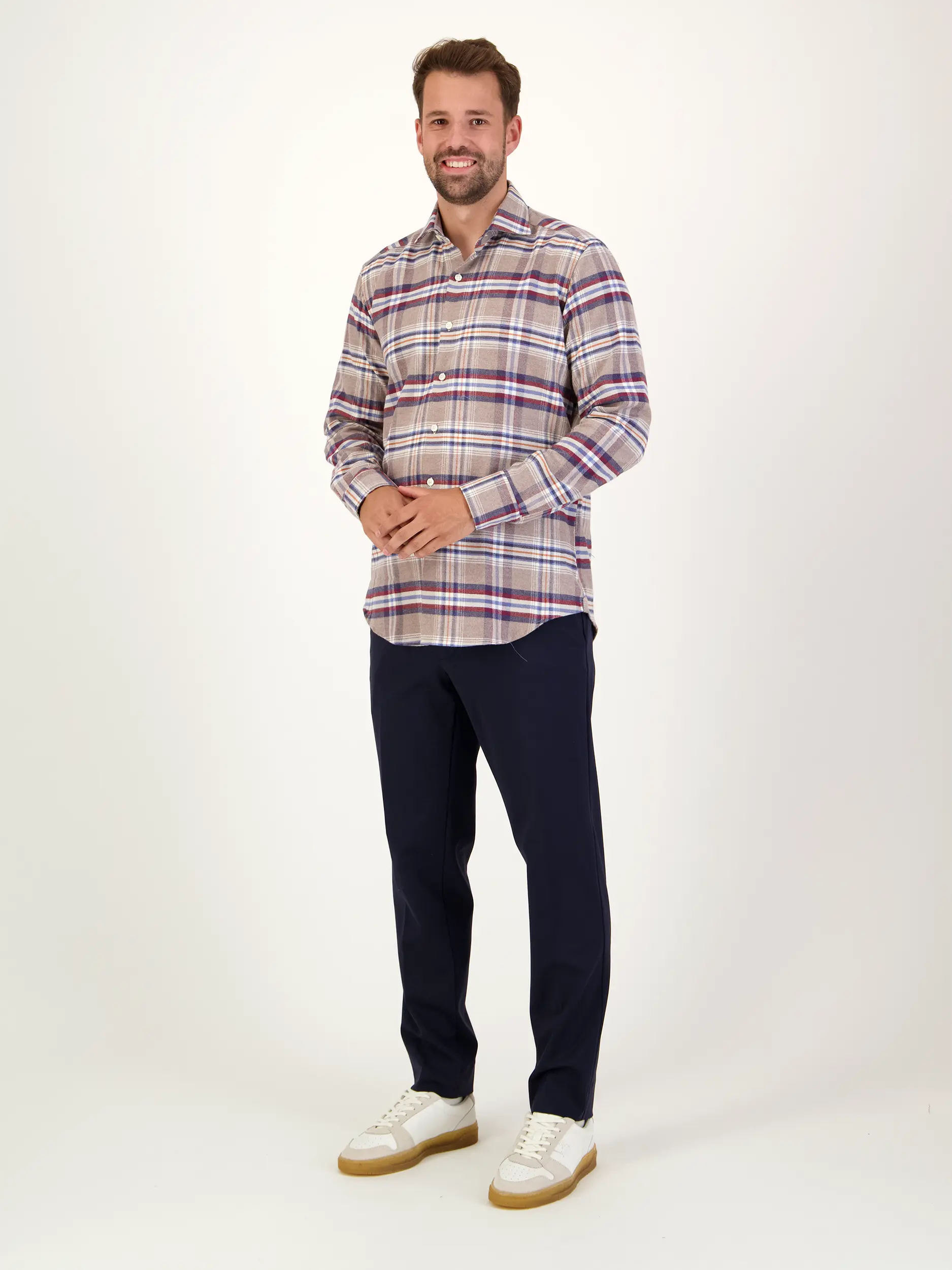 Kariertes Flanellhemd - Artikel Teil eines Outfits getragen von einem Modell - Farbe: Braun