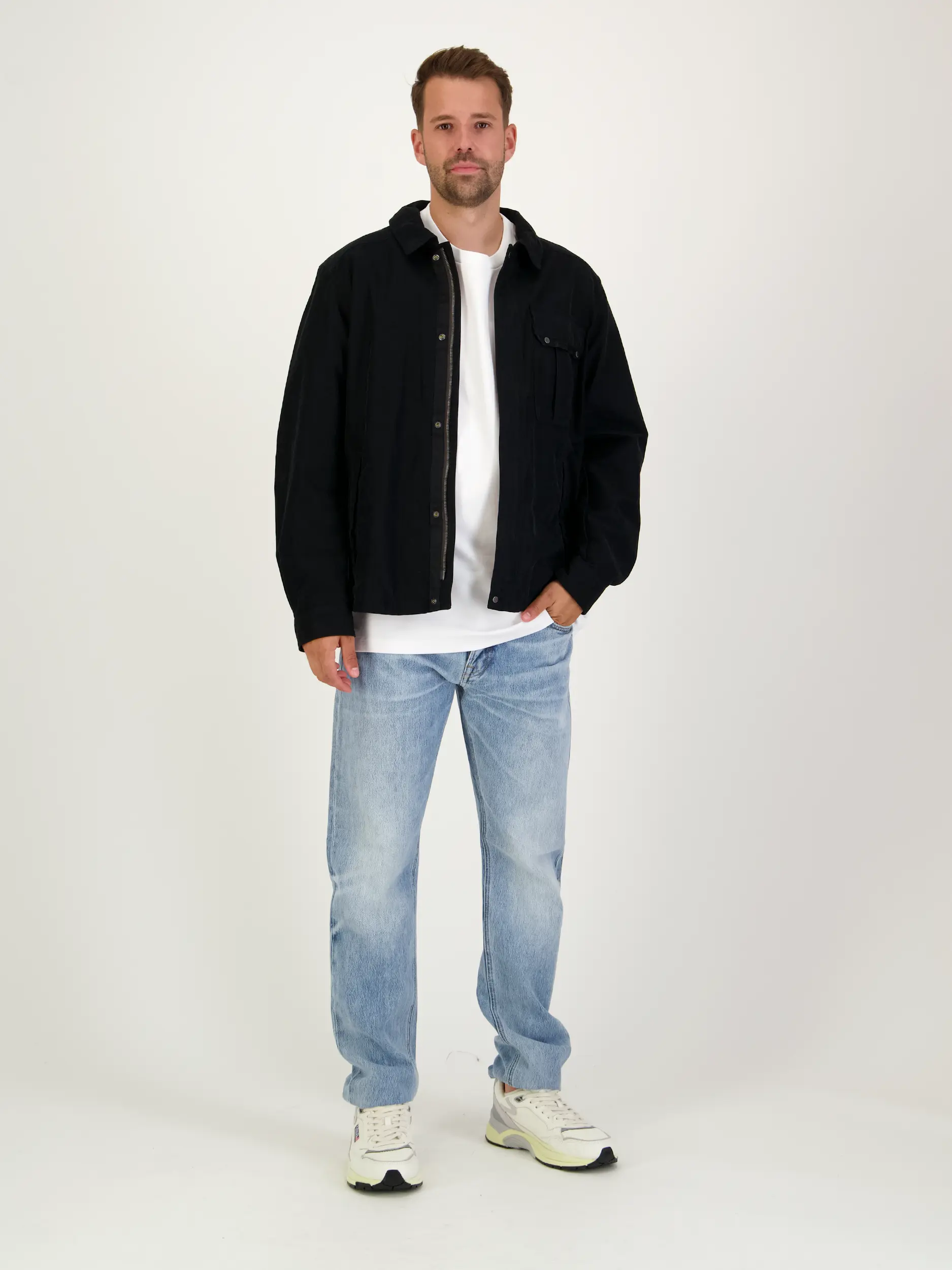 T-Shirt 'Nat' - Artikel Teil eines Outfits getragen von einem Modell - Farbe: Weiß