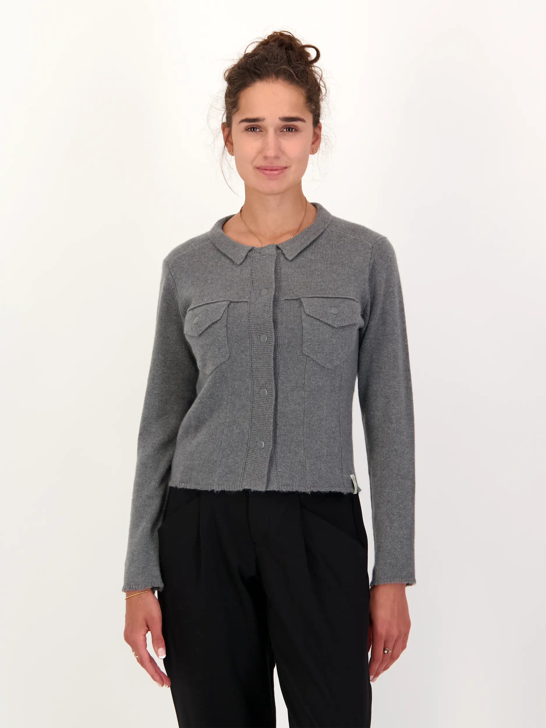 Strickjacke aus Kaschmir - Artikel Vorderseite getragen von einem Modell - Farbe: Grün