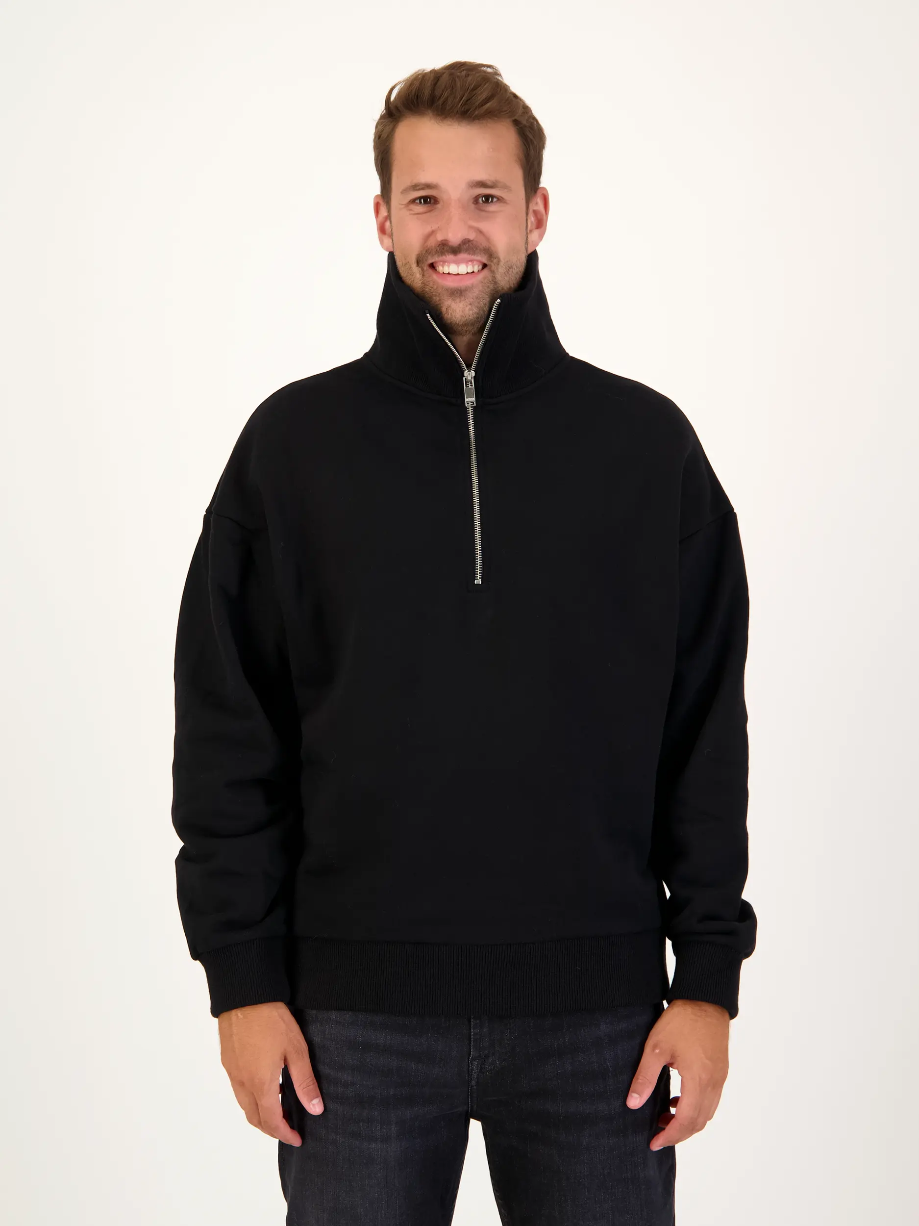Sweatshirt 'Kailep' - Artikel Vorderseite getragen von einem Modell - Farbe: Schwarz