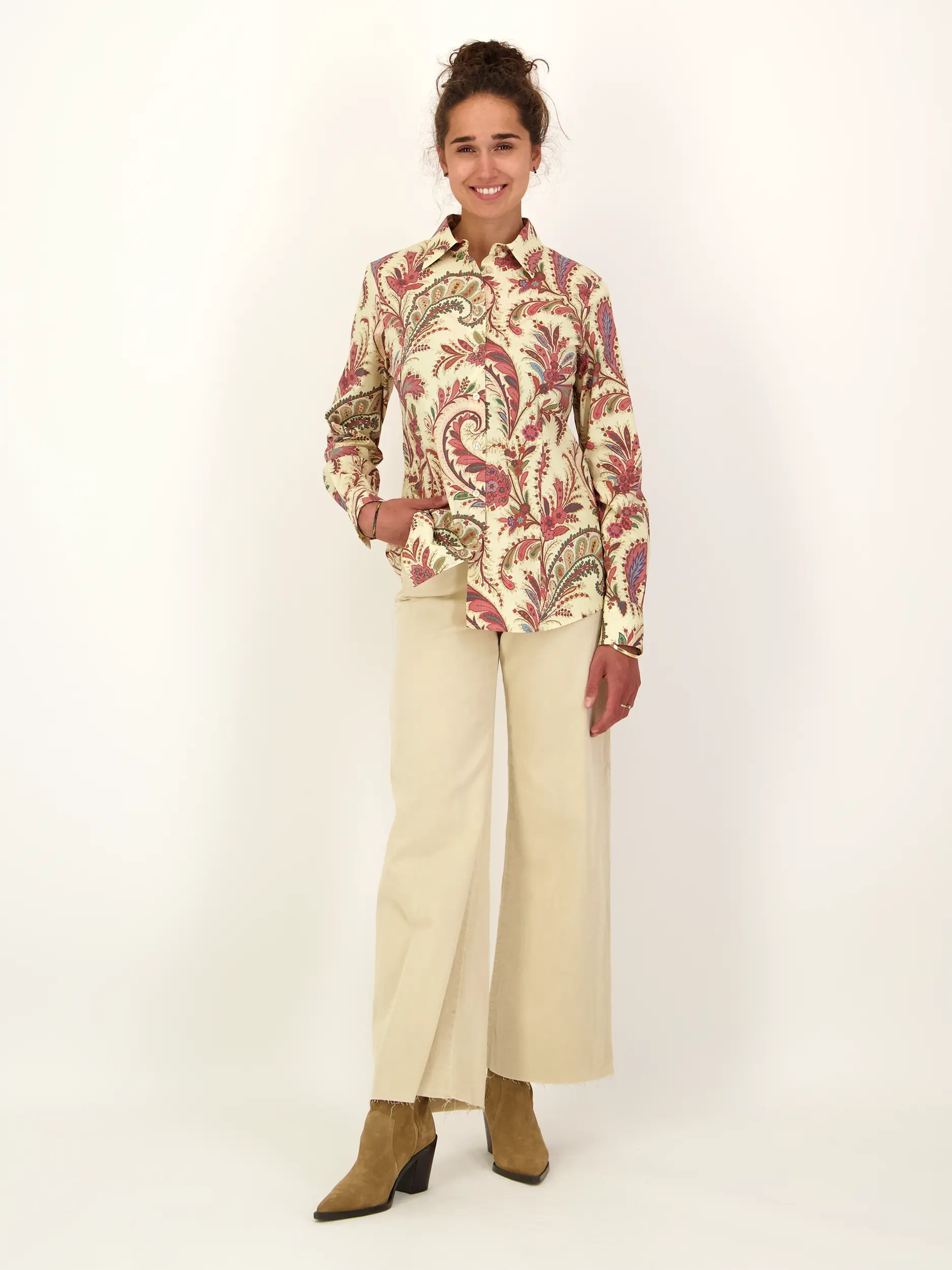 Gemusterte Bluse aus Baumwolle langarm - Artikel Teil eines Outfits getragen von einem Modell