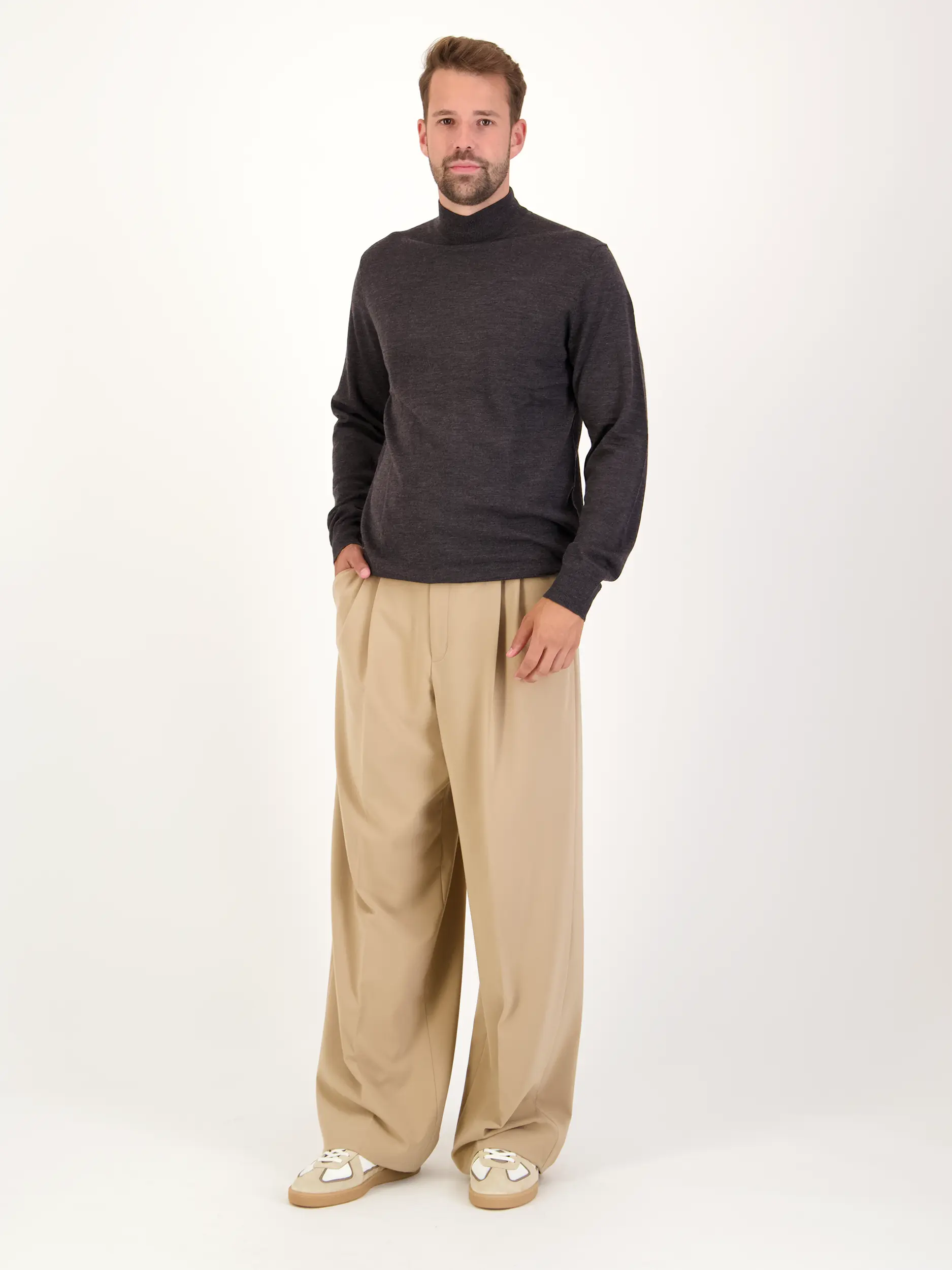 Pullover aus Merinowolle - Artikel Teil eines Outfits getragen von einem Modell - Farbe: Braun