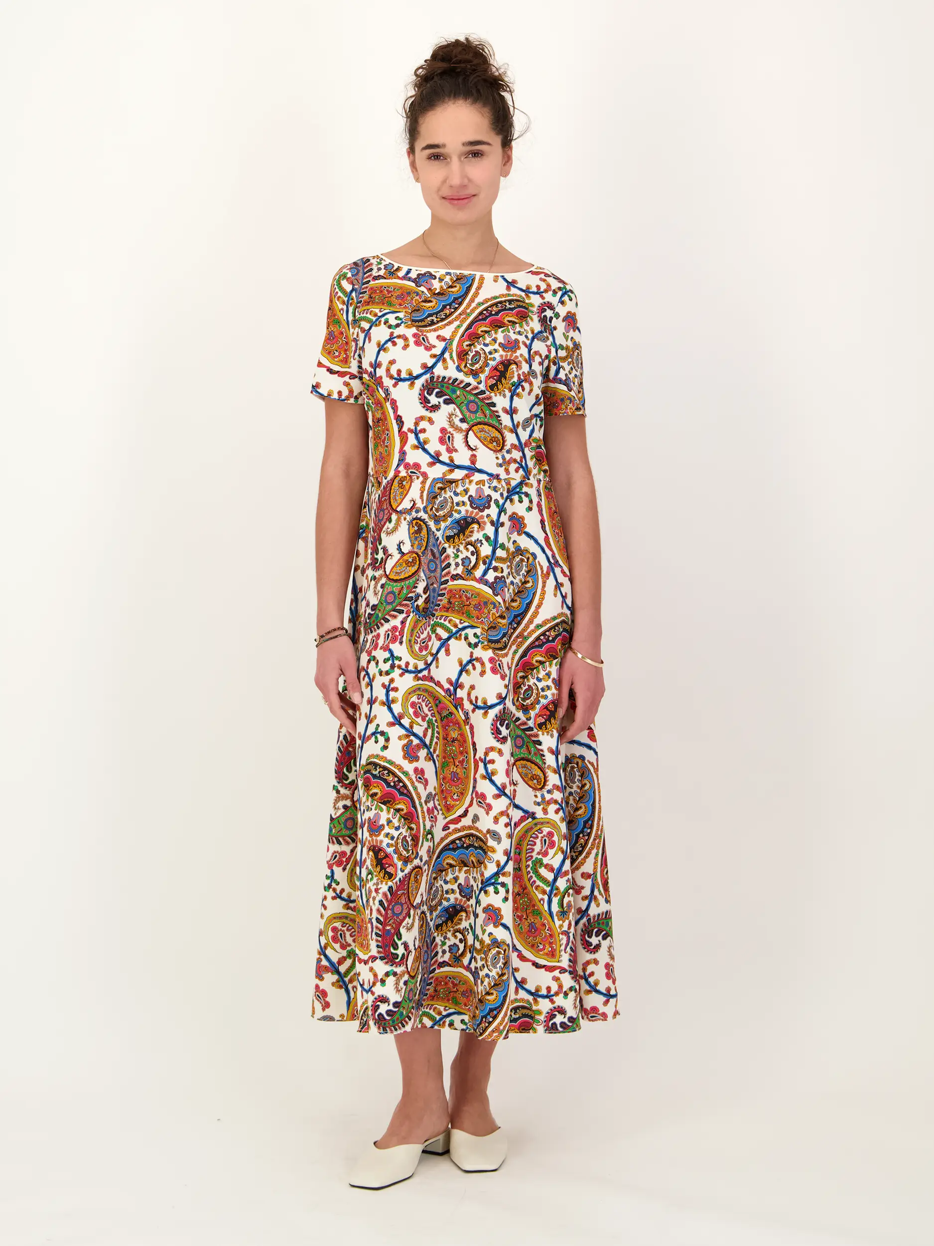 Gemustertes Midikleid kurzarm - Artikel Vorderseite getragen von einem Modell - Farbe: Creme