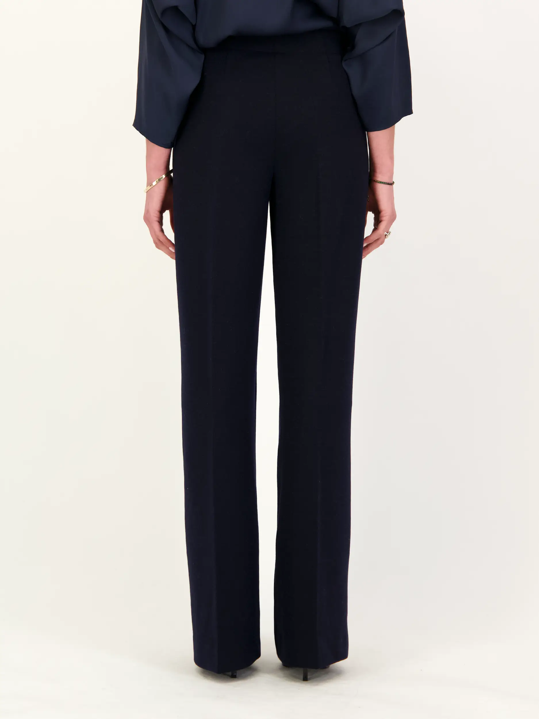 Hose 'Before' - Artikel Rückseite getragen von einem Modell - Farbe: Blau