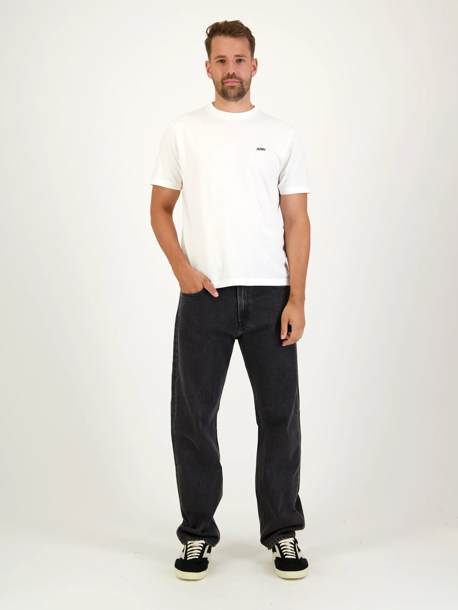 Mid Rise Straight Leg Jeans 'Caviar' - Artikel Teil eines Outfits getragen von einem Modell - Farbe: Schwarz