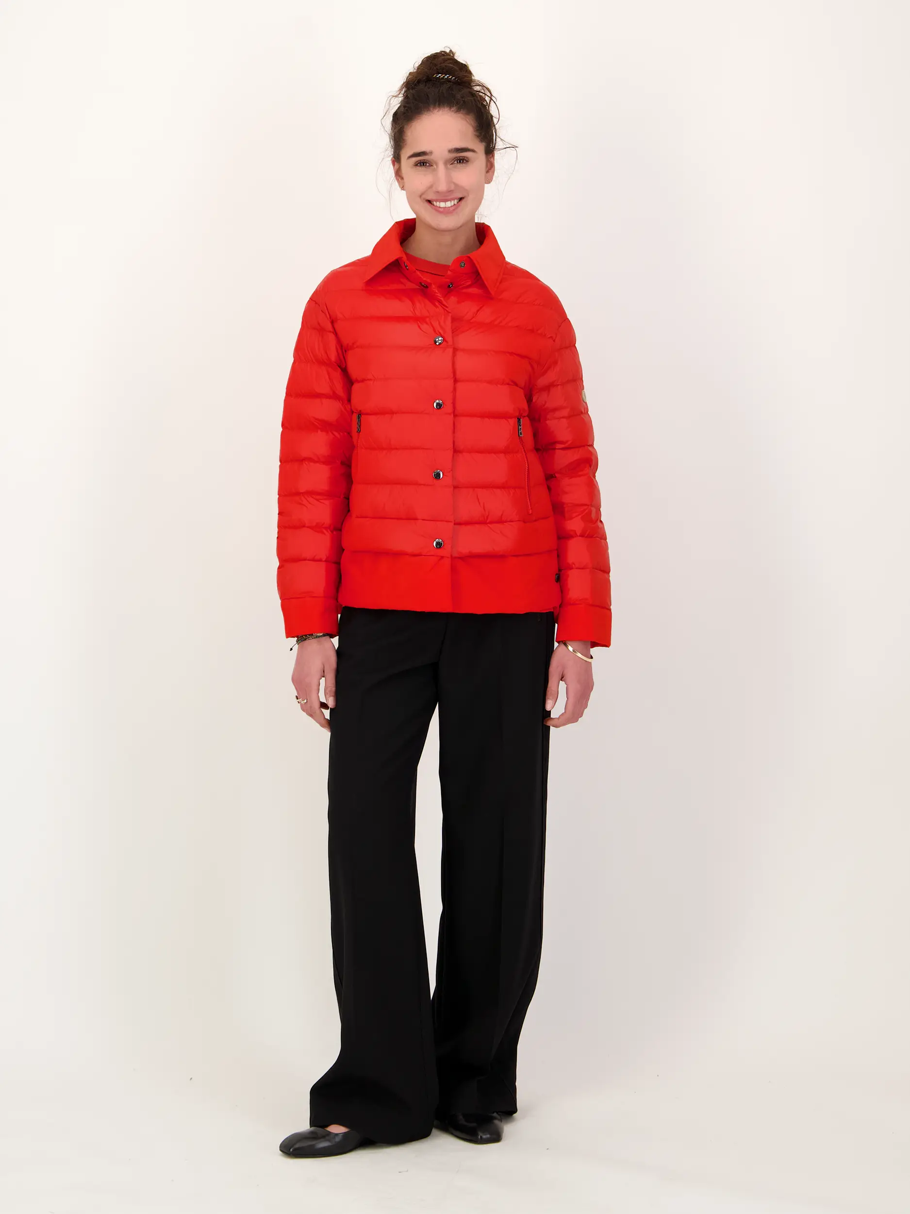 Daunenjacke 'Audrey' - Artikel Teil eines Outfits getragen von einem Modell - Farbe: Rot