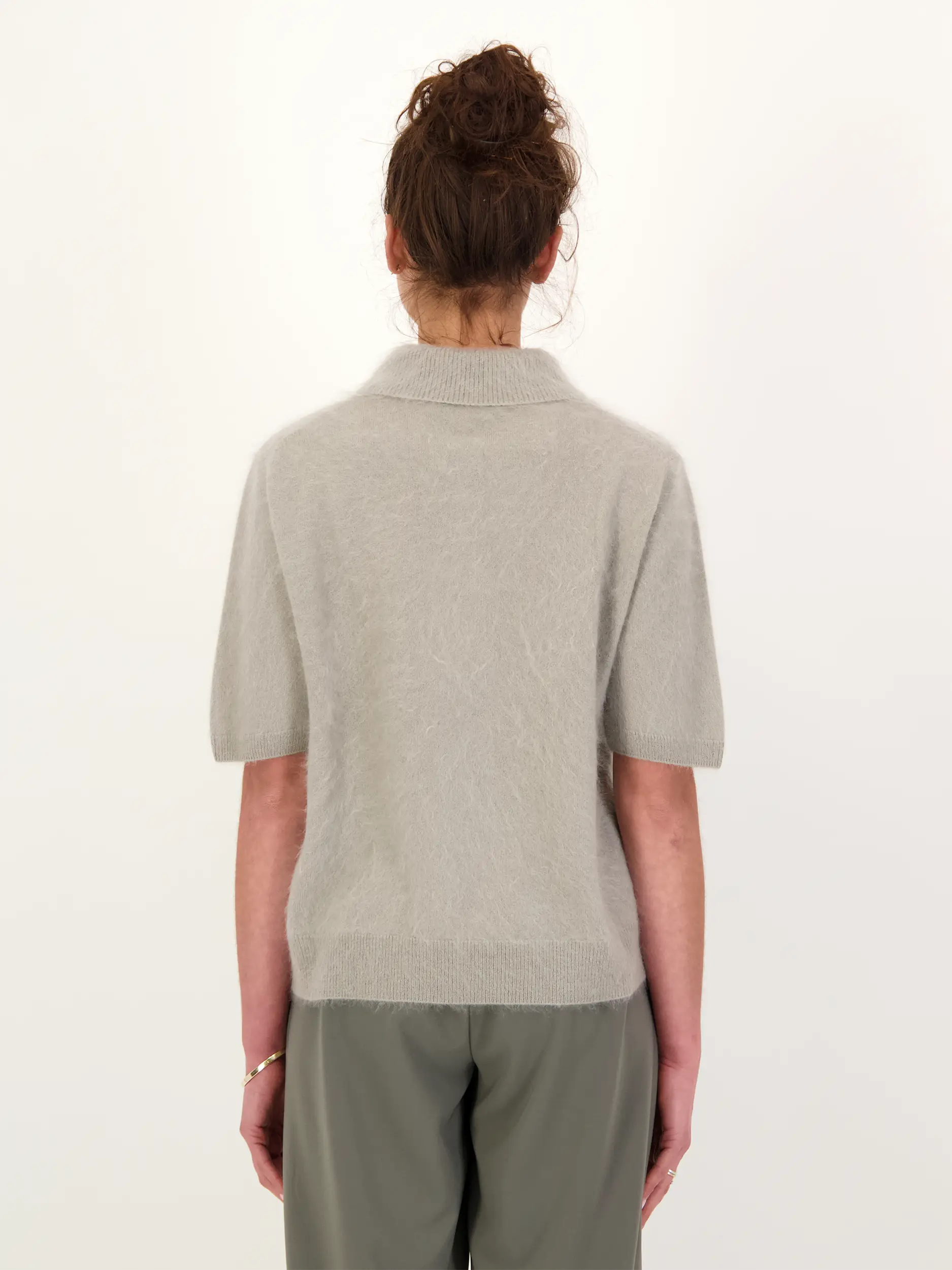 Strickpolo 'Selva' - Artikel Rückseite getragen von einem Modell - Farbe: Grün