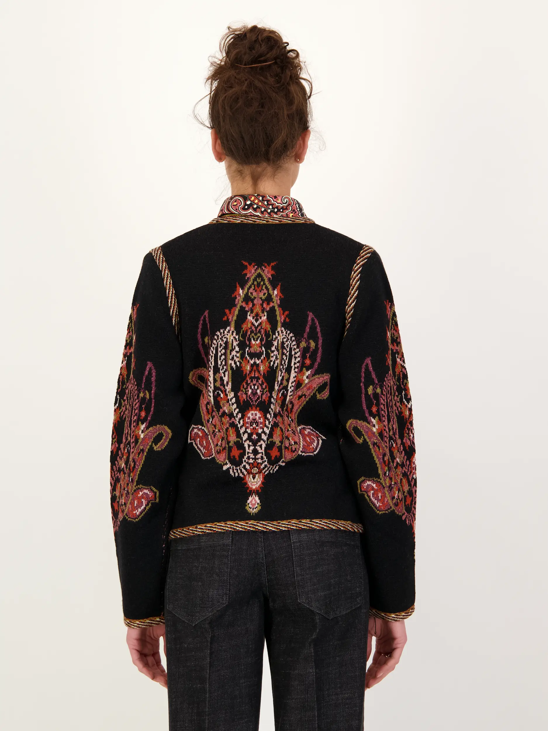 Strickjacke aus Woll-Mix - Artikel Rückseite getragen von einem Modell - Farbe: Schwarz