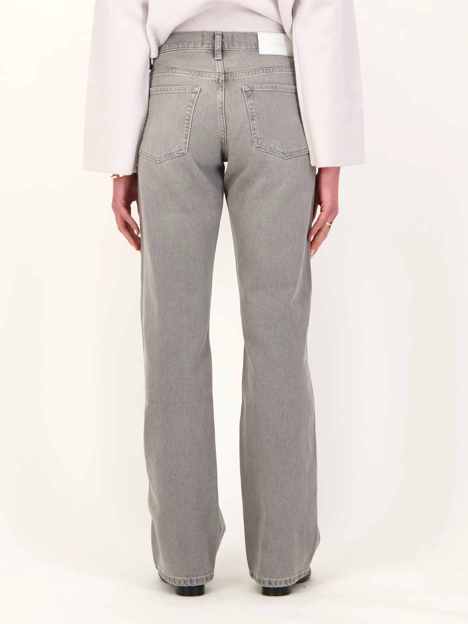 High Rise Straight Leg Jeans 'Tess' - Artikel Rückseite getragen von einem Modell - Farbe: Grau