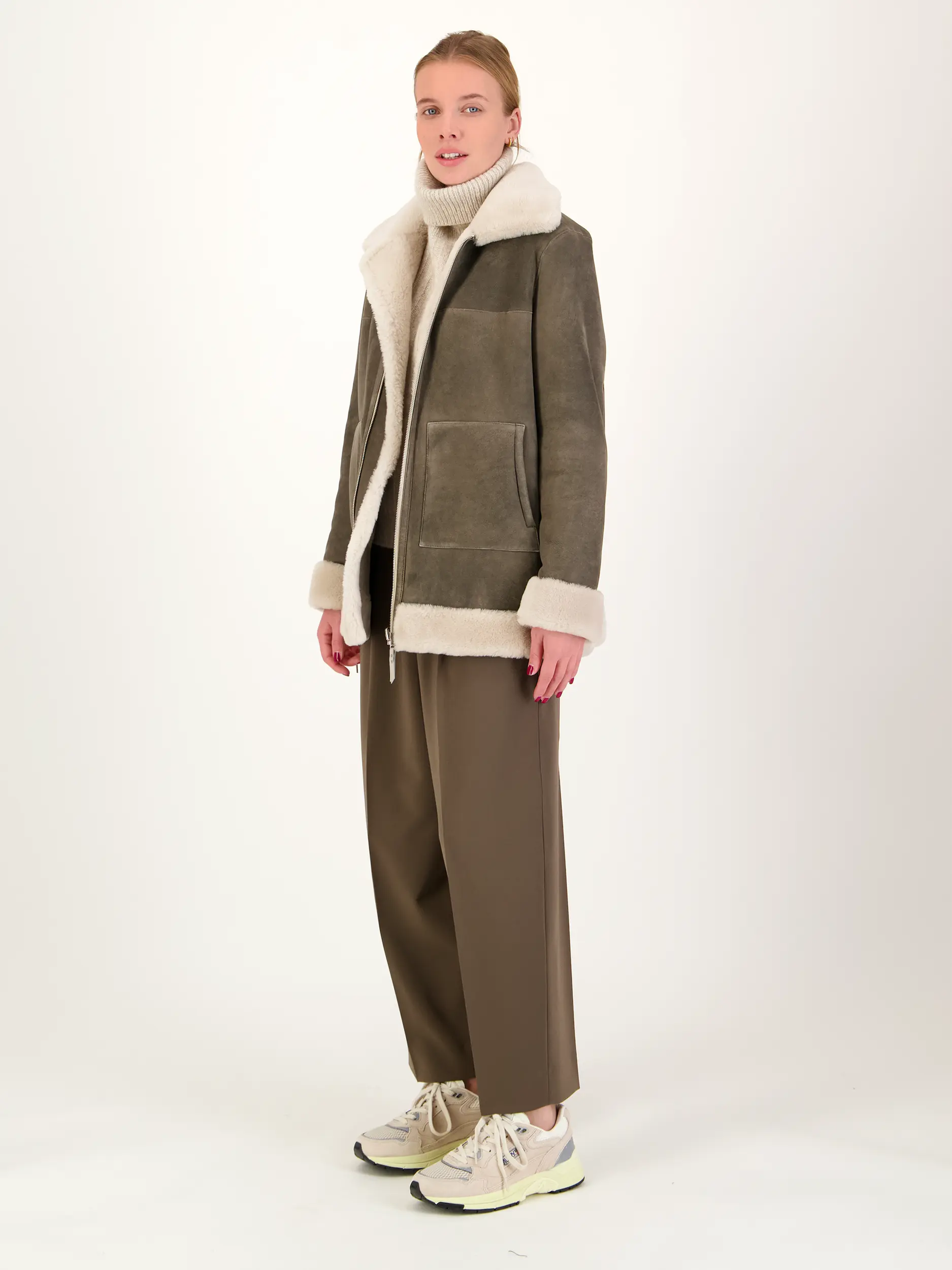 Lammfelljacke 'Rider' - Artikel Teil eines Outfits getragen von einem Modell - Farbe: Braun