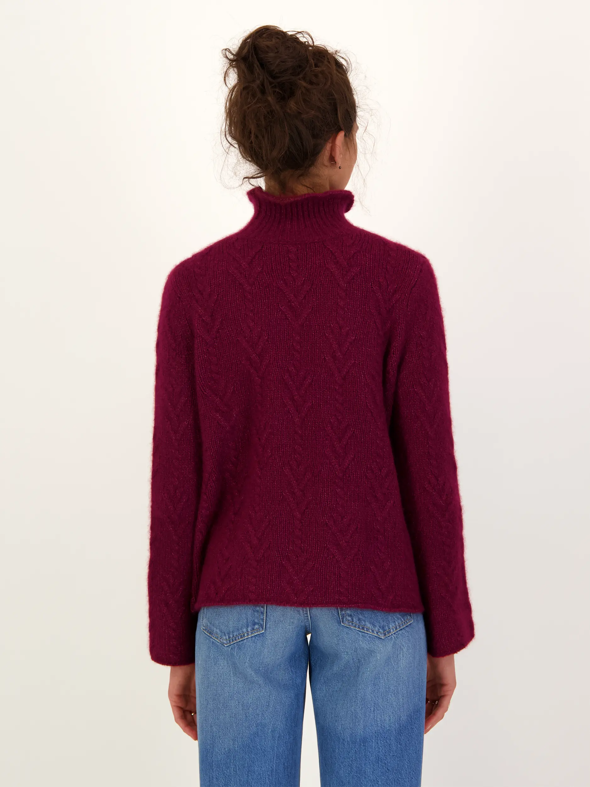 Pullover 'Easton' aus Kaschmir langarm - Artikel Rückseite getragen von einem Modell