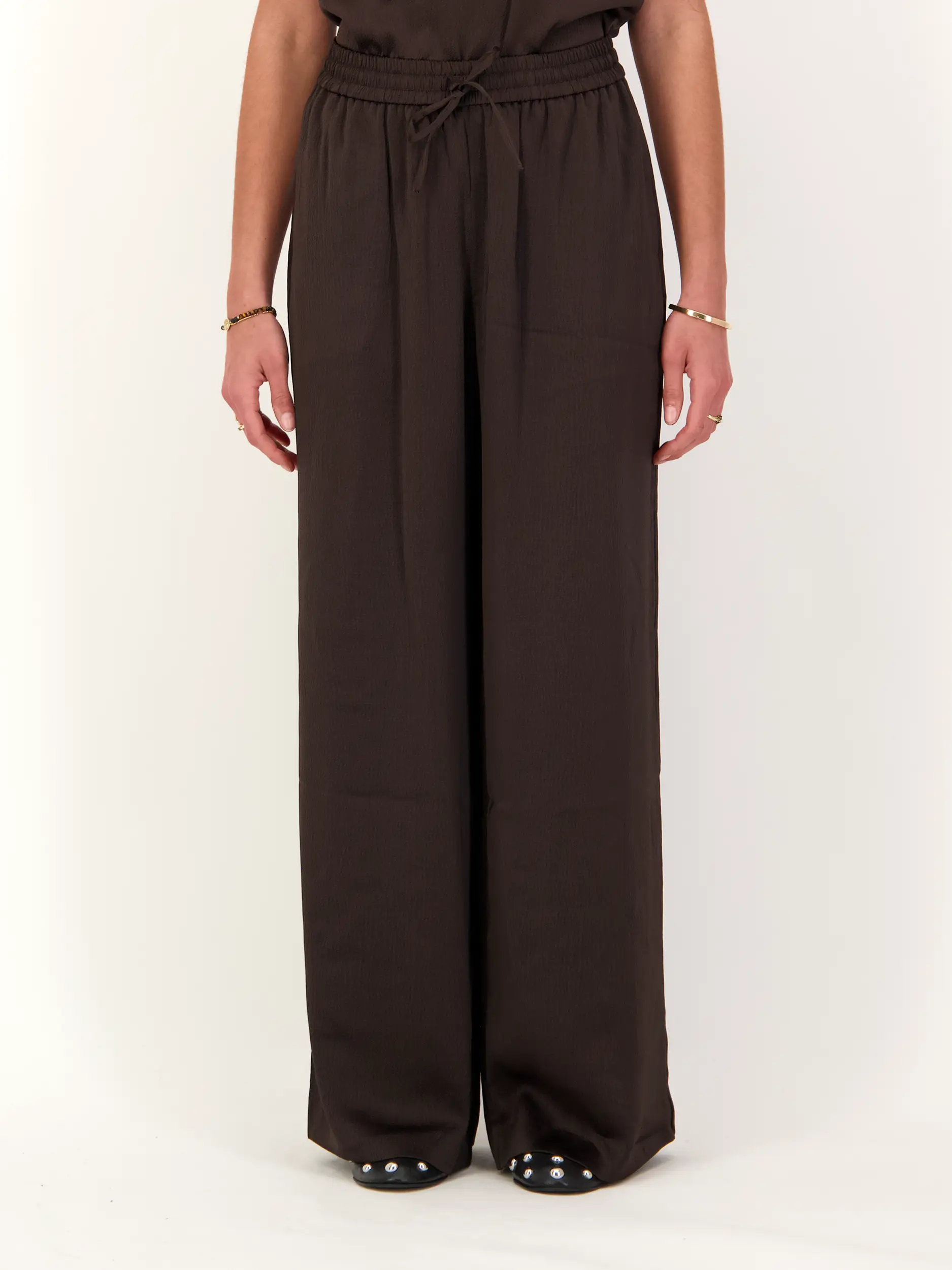 Hose 'Sahelena' - Artikel Vorderseite getragen von einem Modell - Farbe: Braun