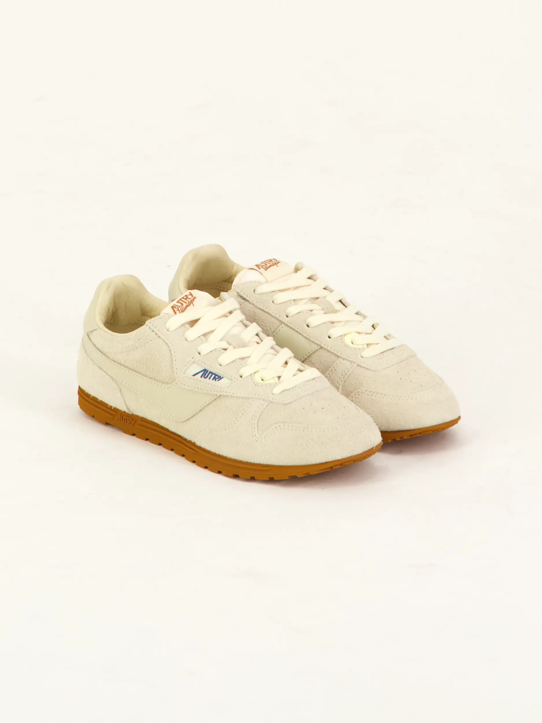 Sneaker 'Windspin' aus Wildleder und Leder - Artikel Teil eines Outfits getragen von einem Modell