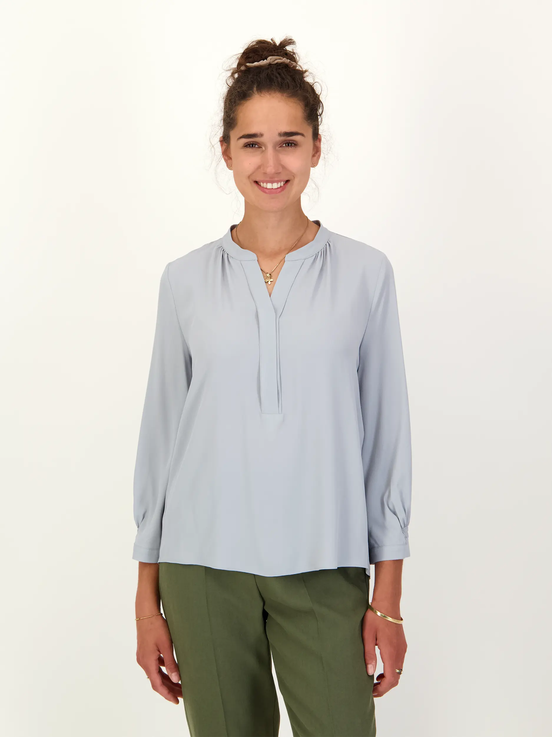 Bluse aus Seiden-Mix langarm - Artikel Vorderseite getragen von einem Modell - Farbe: Blau