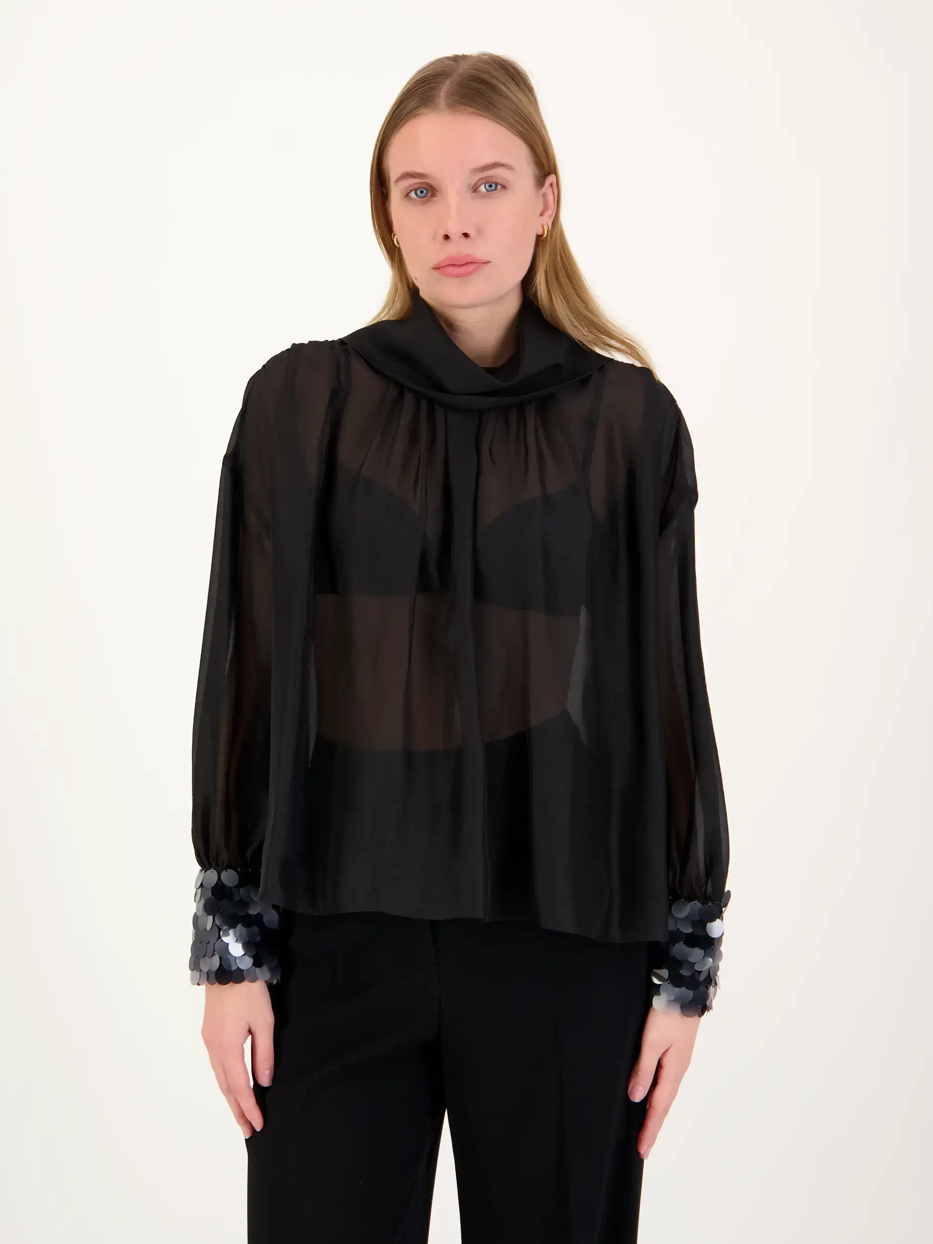 Bluse mit Paillettenärmel langarm - Artikel Vorderseite getragen von einem Modell - Farbe: Schwarz