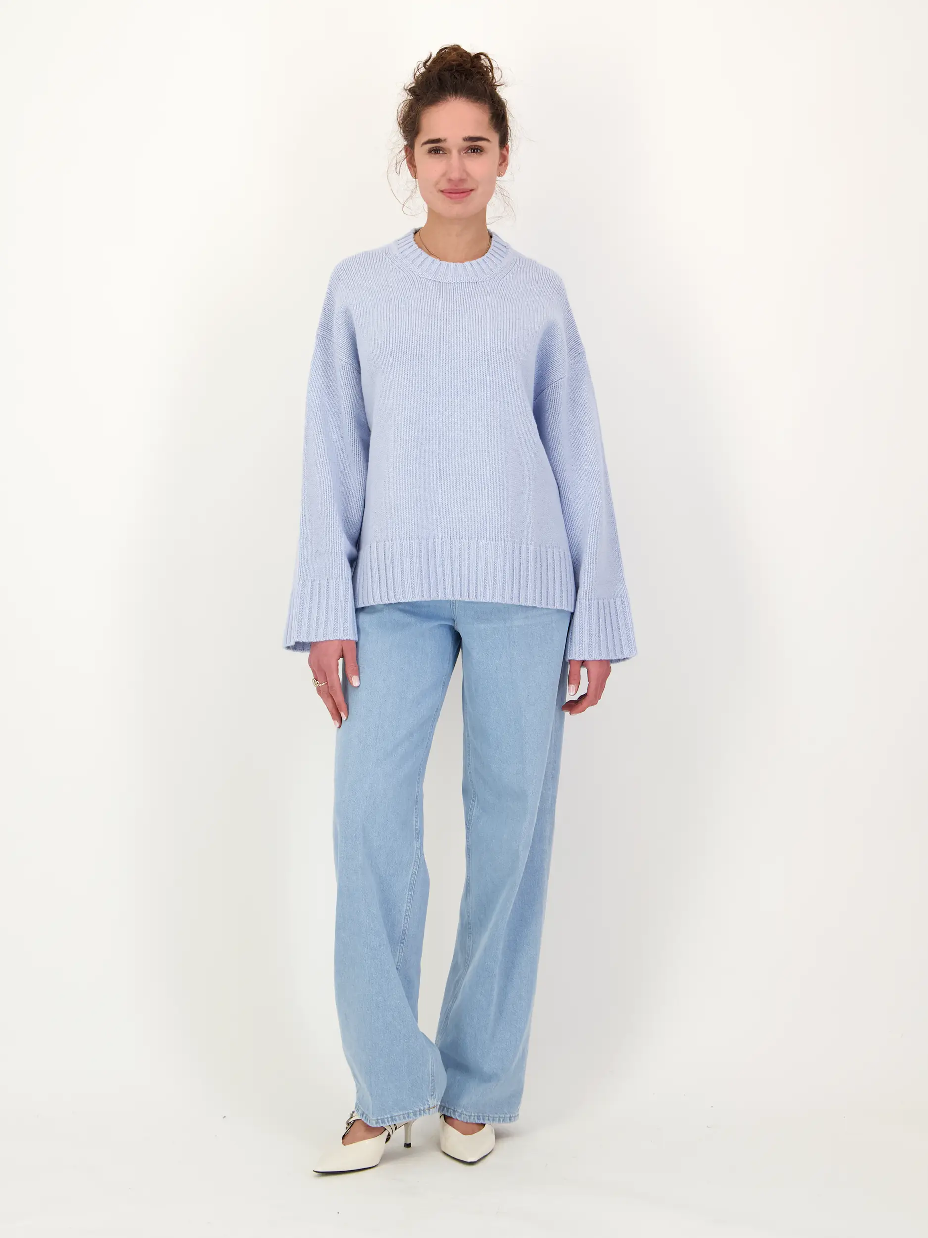 Pullover 'Sakeiku' aus Wolle langarm  - Artikel Teil eines Outfits getragen von einem Modell - Farbe: Blau