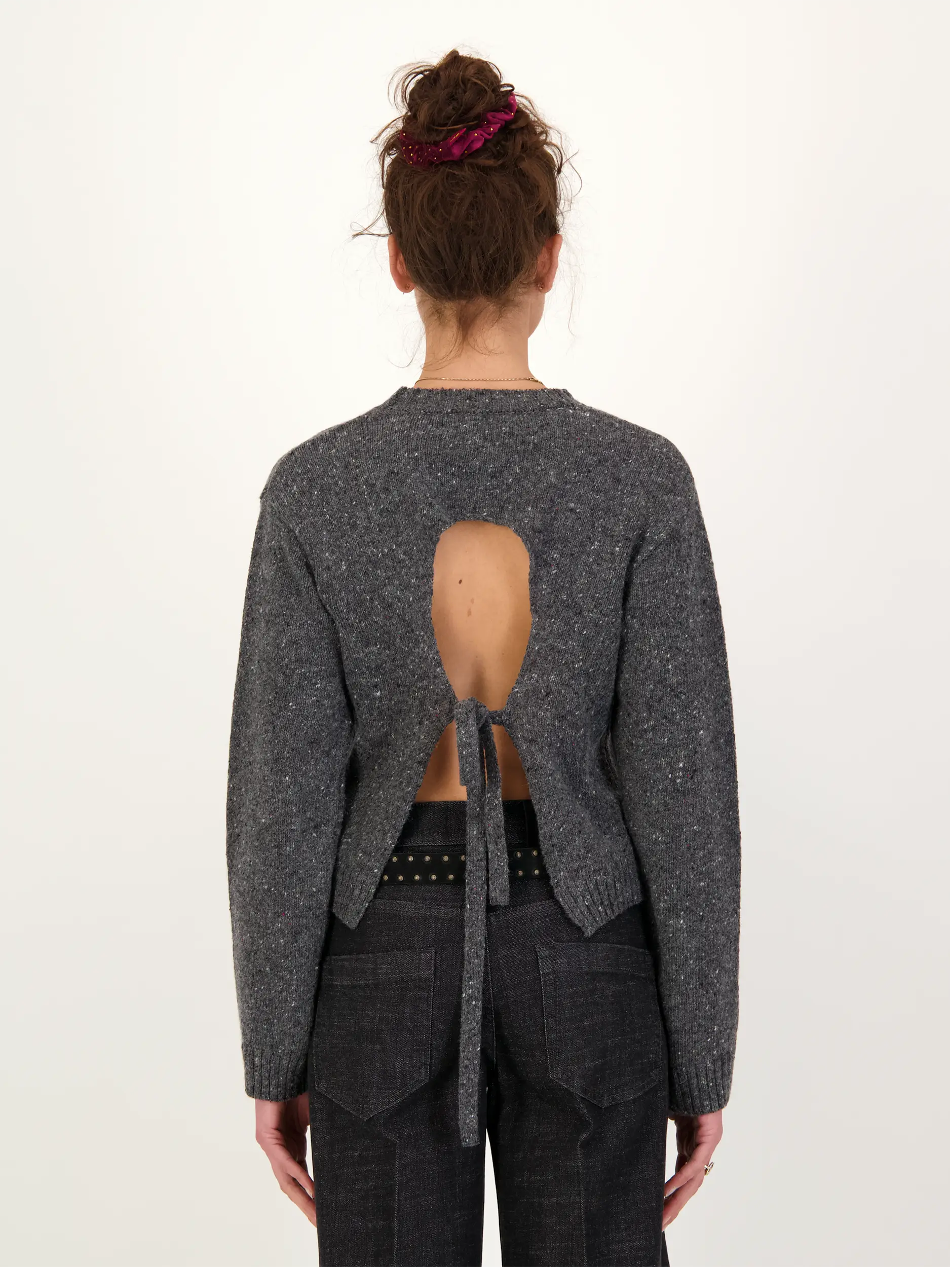 Pullover 'Salois' langarm - Artikel Rückseite getragen von einem Modell - Farbe: Grau