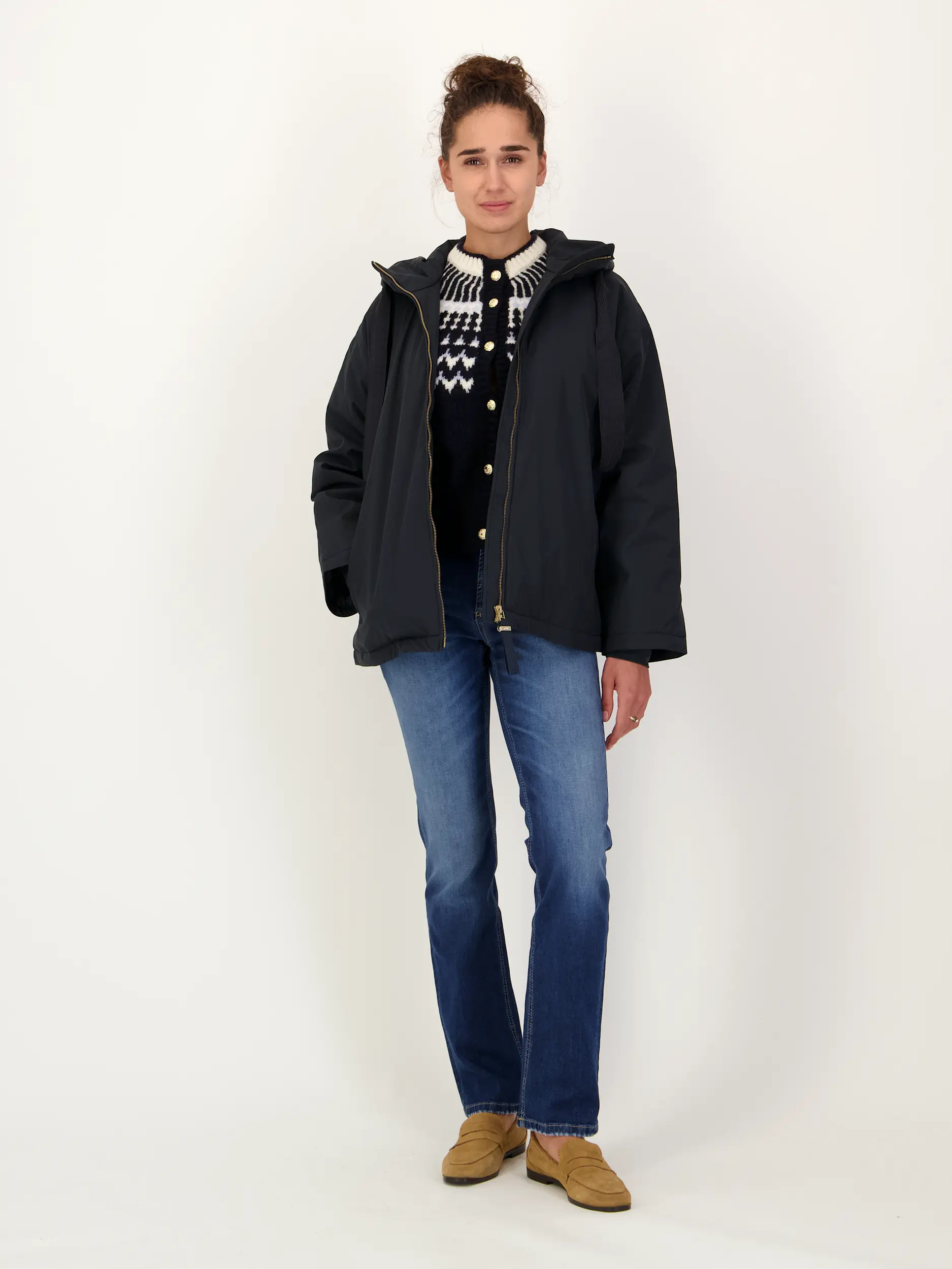 Gemusterte Strickjacke 'Norwegerjacket' aus Wolle - Artikel Teil eines Outfits getragen von einem Modell - Farbe: Blau
