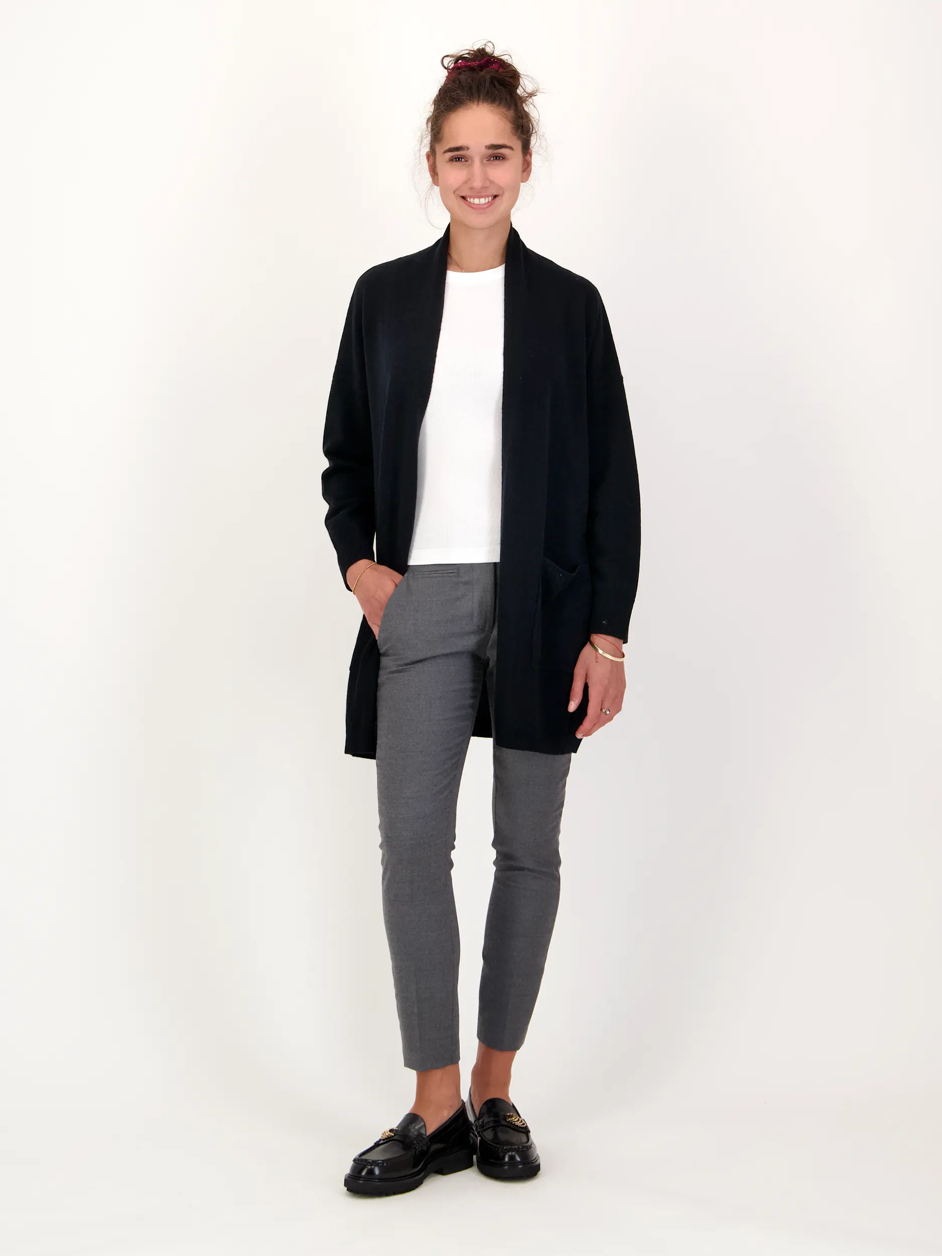 Strickjacke aus Wolle - Artikel Teil eines Outfits getragen von einem Modell - Farbe: Schwarz
