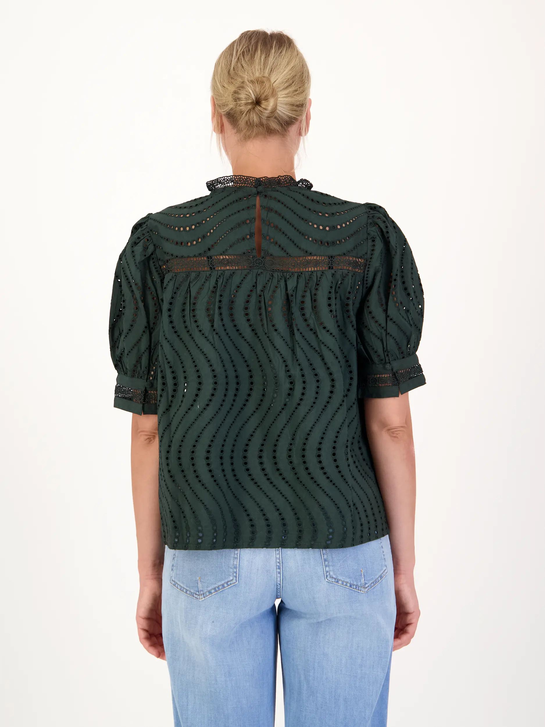Baumwollbluse mit Lochstickerei kurzarm - Artikel Rückseite getragen von einem Modell - Farbe: Grün
