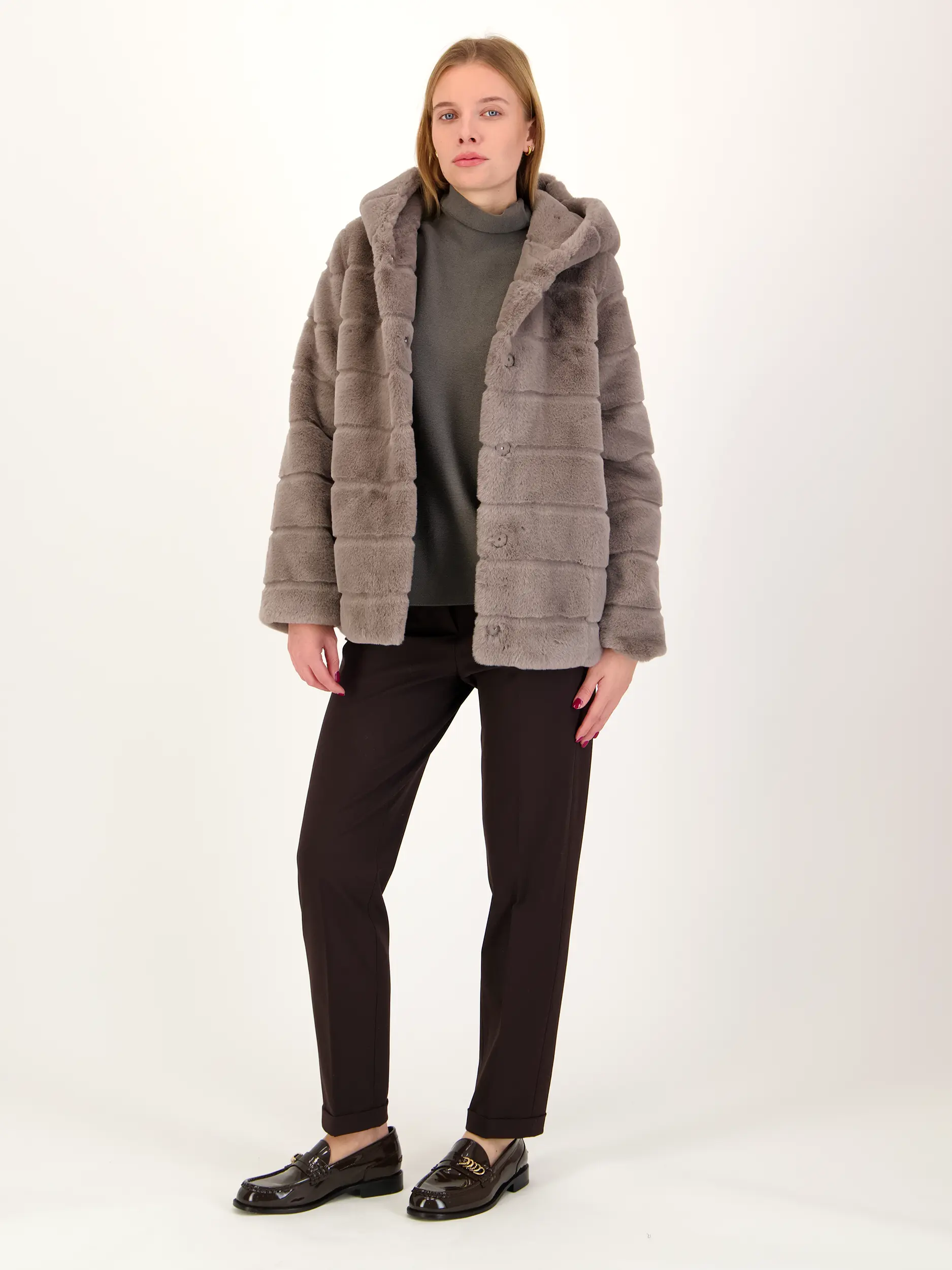 Pullover 'Liora' aus Wolle langarm - Artikel Teil eines Outfits getragen von einem Modell - Farbe: Grau