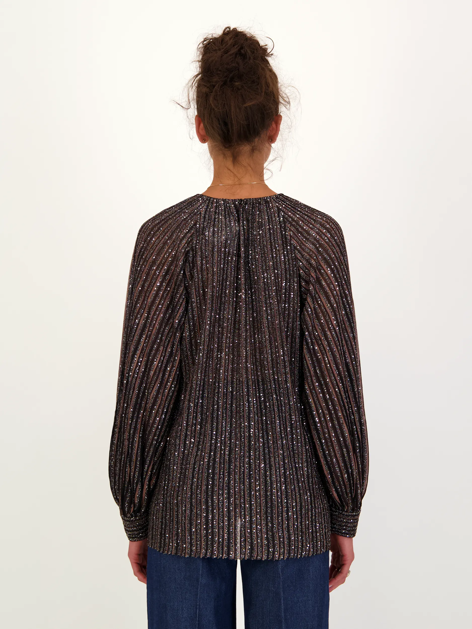 Gestreifte Bluse mit Glitzerpailletten langarm - Artikel Rückseite getragen von einem Modell - Farbe: Schwarz